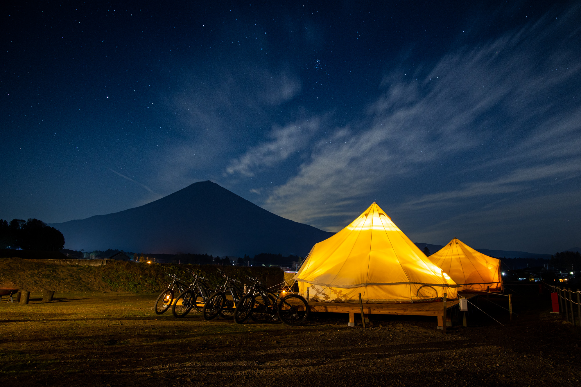 夜の富士山とグランピングサイト