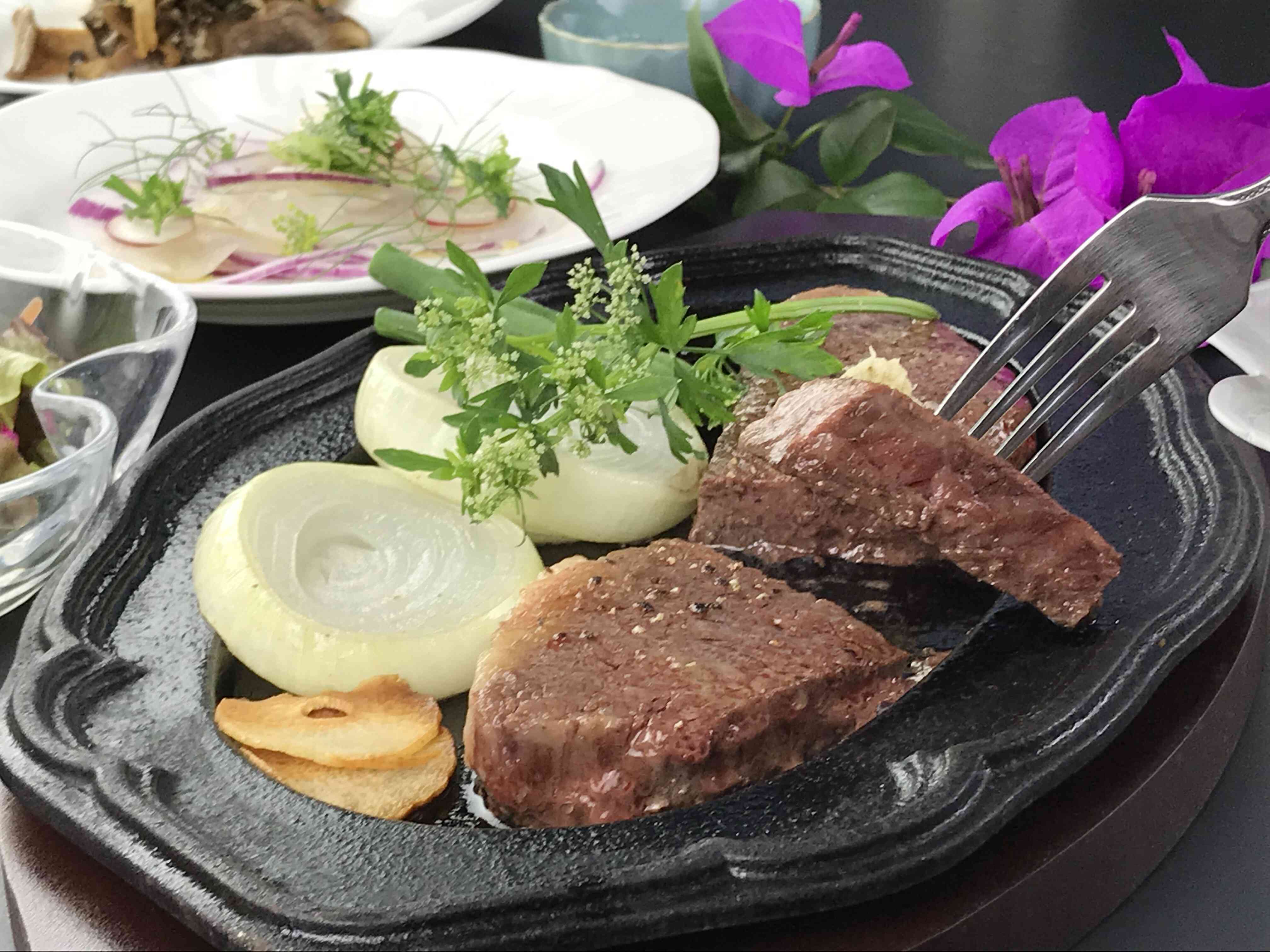 宿泊の方の夕食は伊豆半島唯一のブランド牛「伊豆牛」のフルコースディナーです！