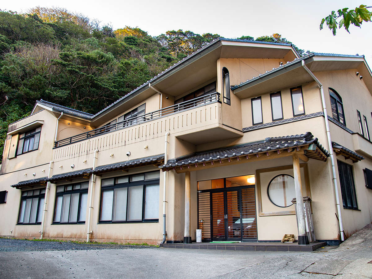 雲見の街が眺められる丘の中腹にございます。