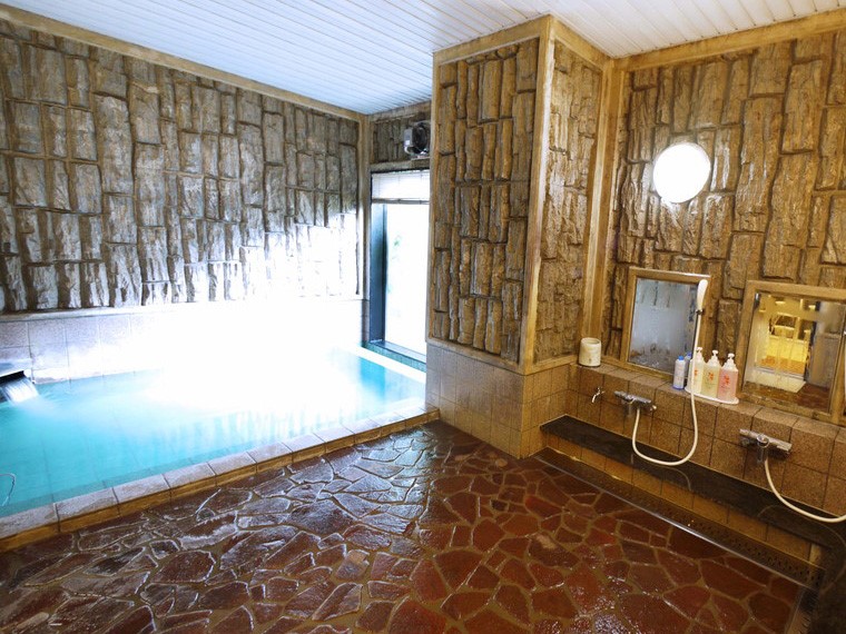 男女別大浴場は活性石人工温泉。深夜は2時まで、朝は5時からご利用できます。
