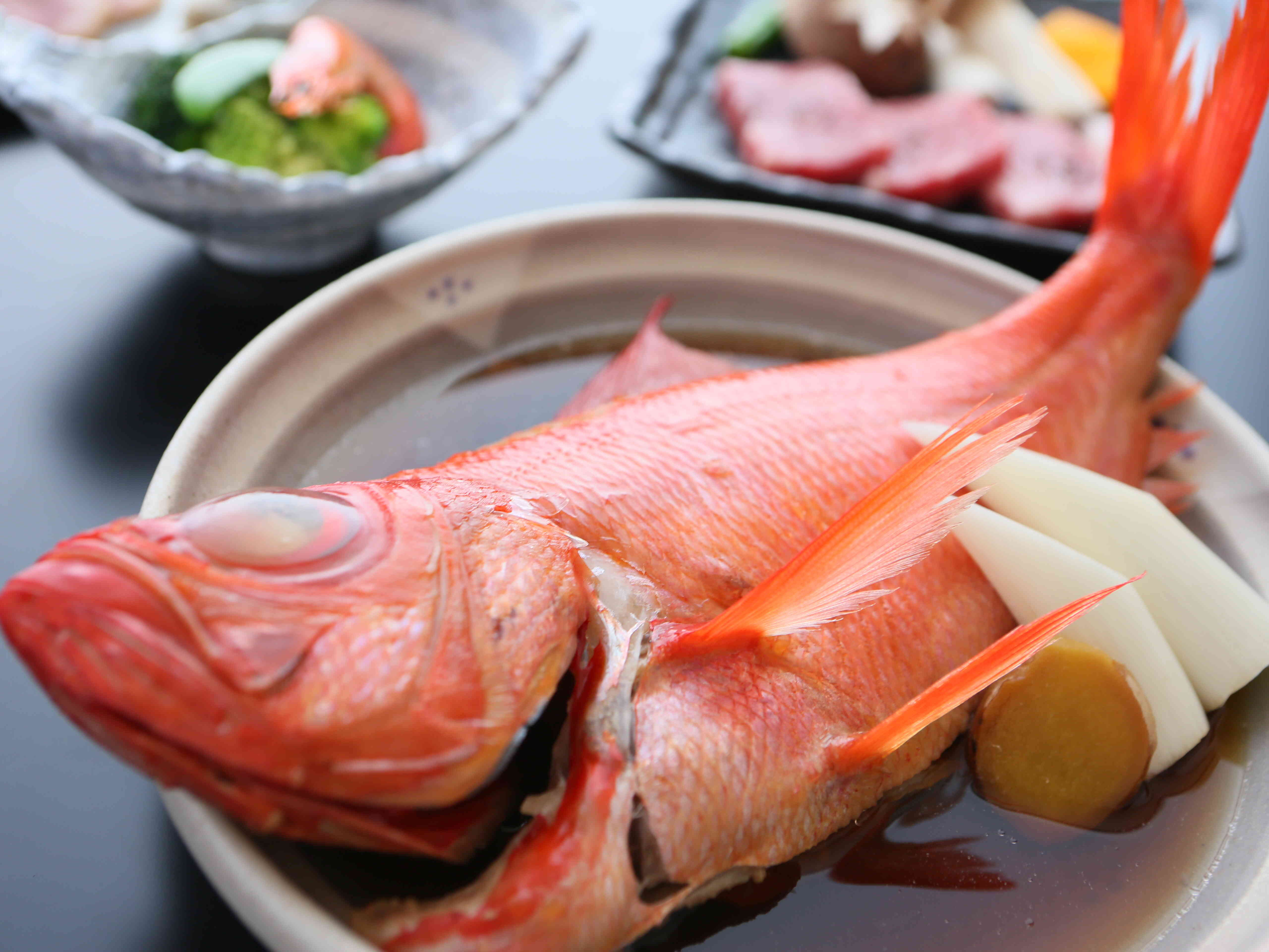稲取産金目鯛は秘伝の煮汁でさっぱりと仕上げています。よろしくお願い致します。