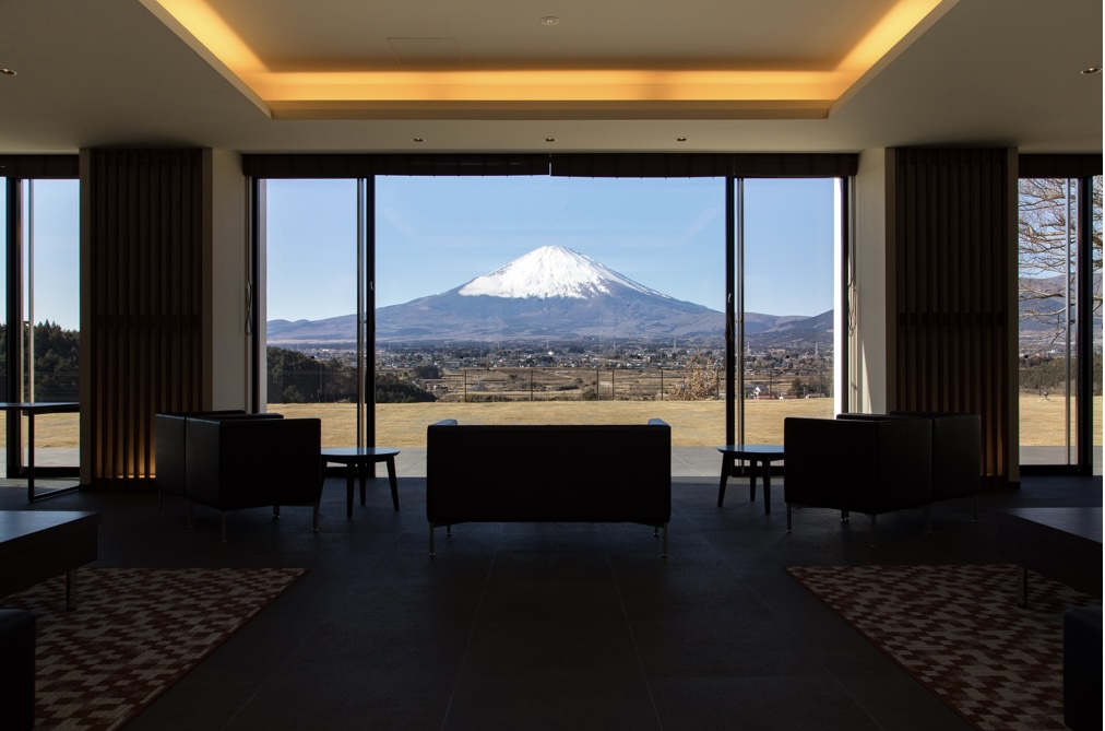 ロビーから素晴らしい富士山の眺望をお楽しみ頂けます