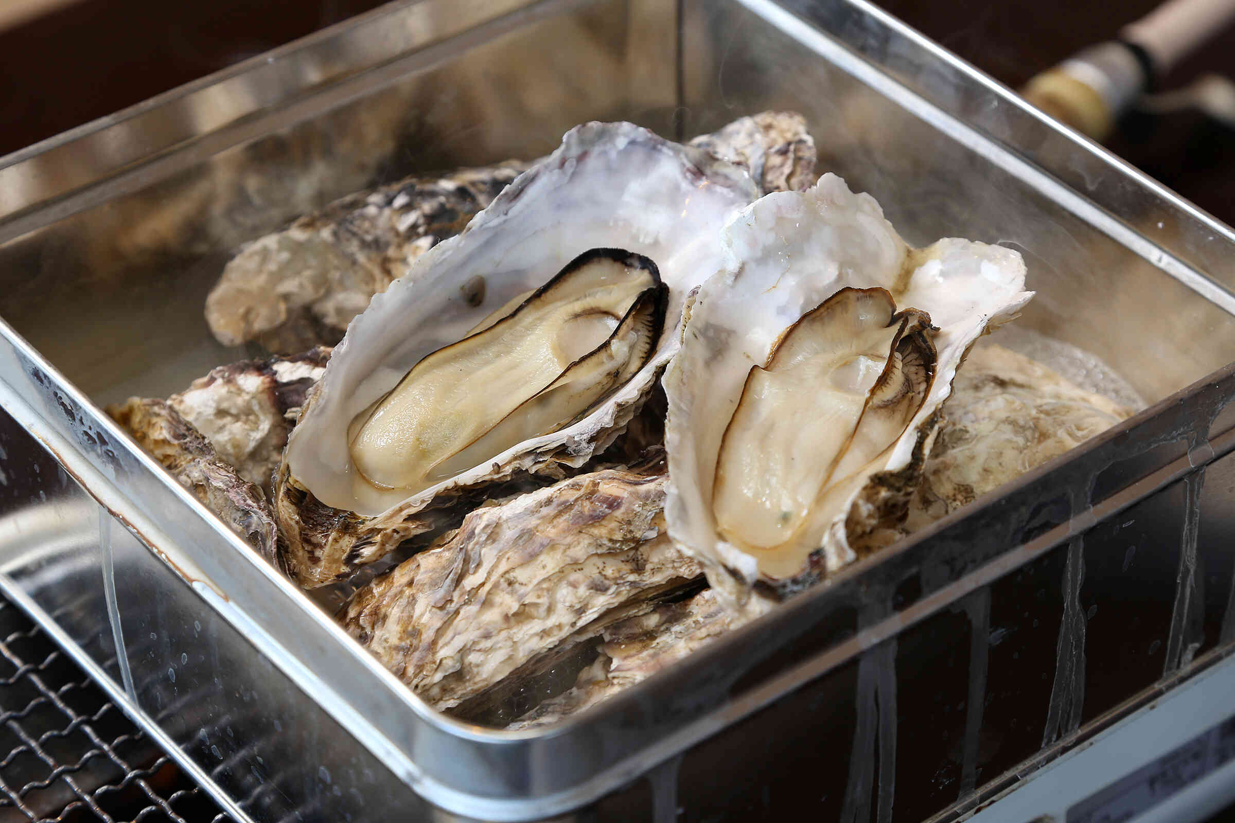牡蠣を缶の中に入れて蒸し上げるガンガン焼き。食べやすさが人気です