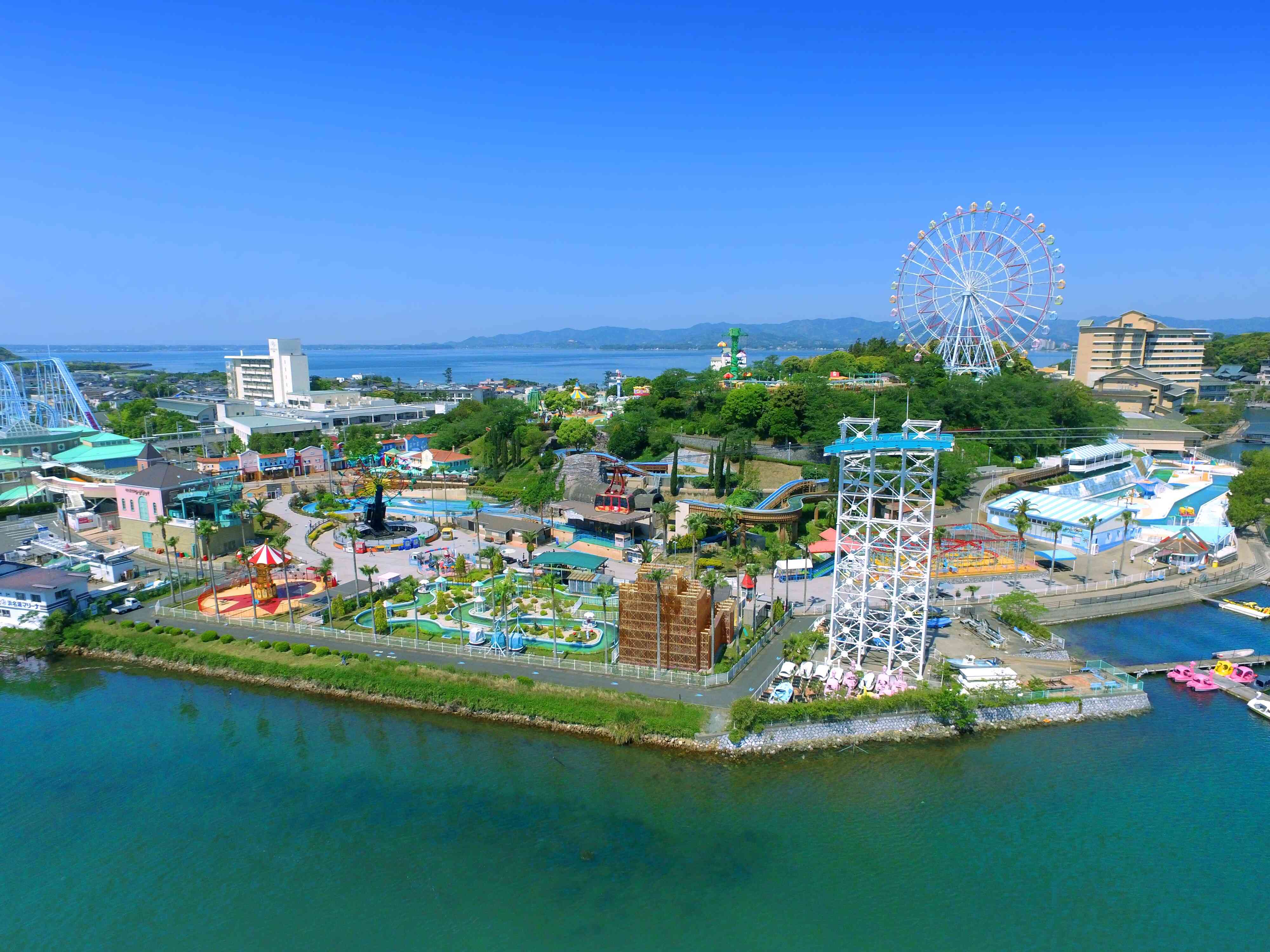 浜名湖畔にあるリゾート型遊園地。約30種類ものアトラクションがあり、小さなお子さんから大人まで楽しめる。園内に隣接する、かんざんじロープウェイは浜名湖オルゴールミュージアム・大草山展望台へとご案内します。360度の浜名湖大パノラマが広がる一大レジャーゾーンです。