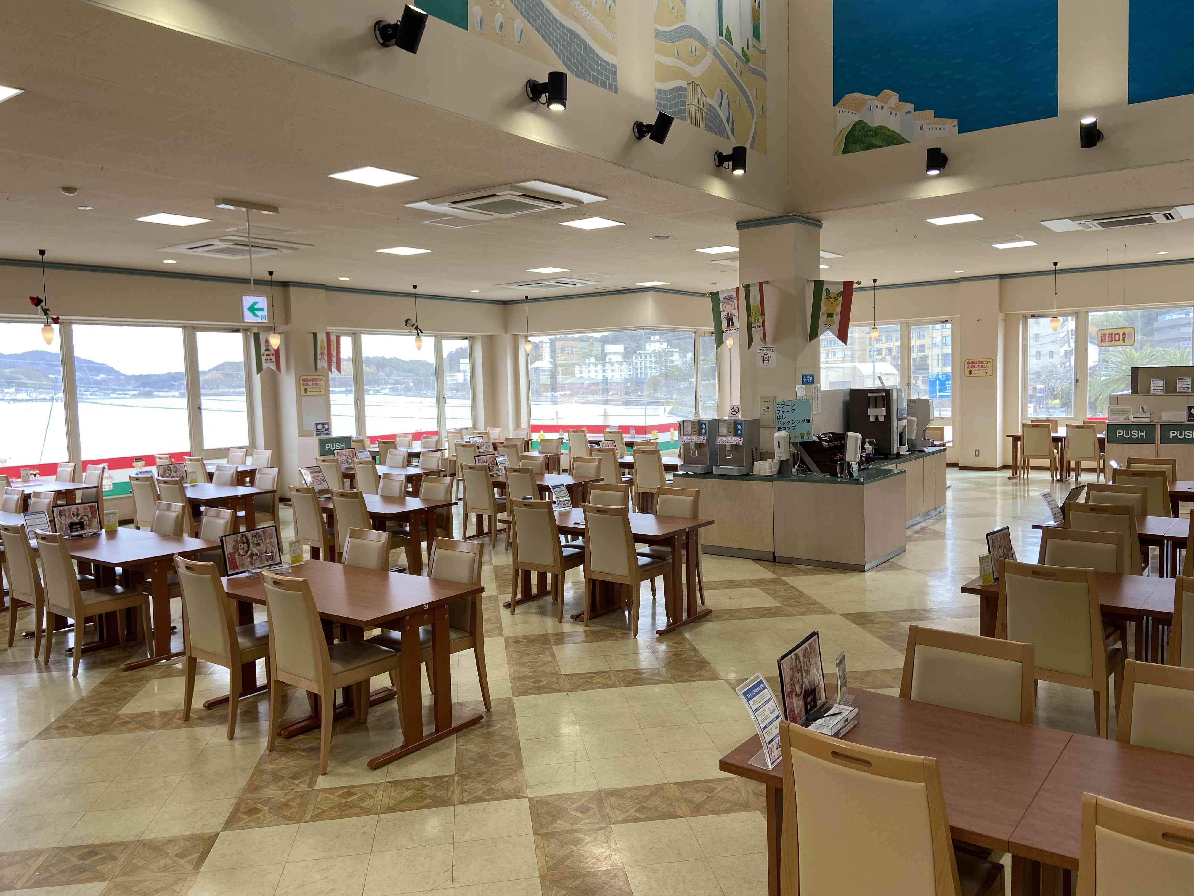 パルパルのメインレストラン。お子様連れにうれしい「お座敷」もあります！
店内は大きなガラス窓に囲まれ窓際は、浜名湖やロープウェイの綺麗な景色が広がります。
是非、景色も一緒に満喫して下さい！
