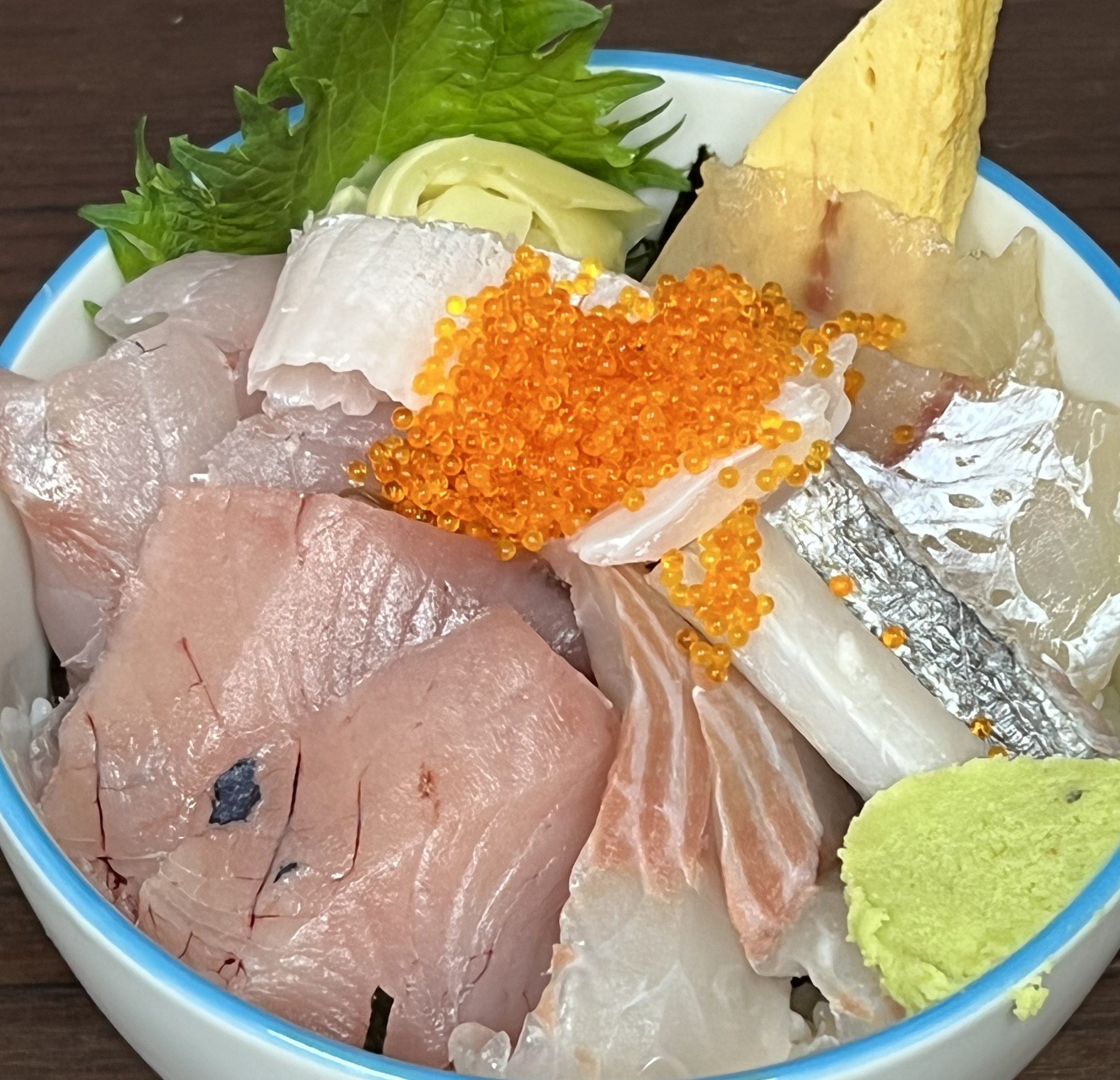 今朝採れ魚の人気の地魚丼