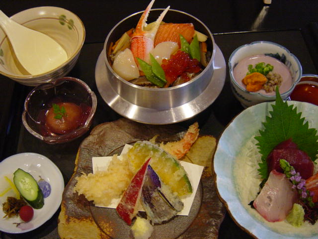 ランチ・ディナーで人気の釜めし御膳セット
釜飯は、海鮮、鮭チーズ、静岡(緑茶)釜飯の３種あります。