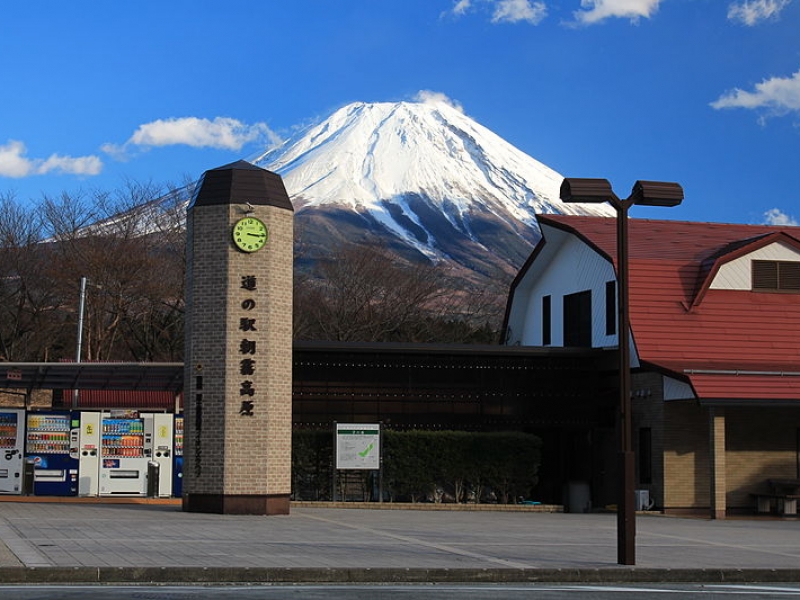 雄大な富士山を背景に、緑輝く草原が広がる高原に位置しています。牛舎風の建物には地元の特産品がいっぱいです。