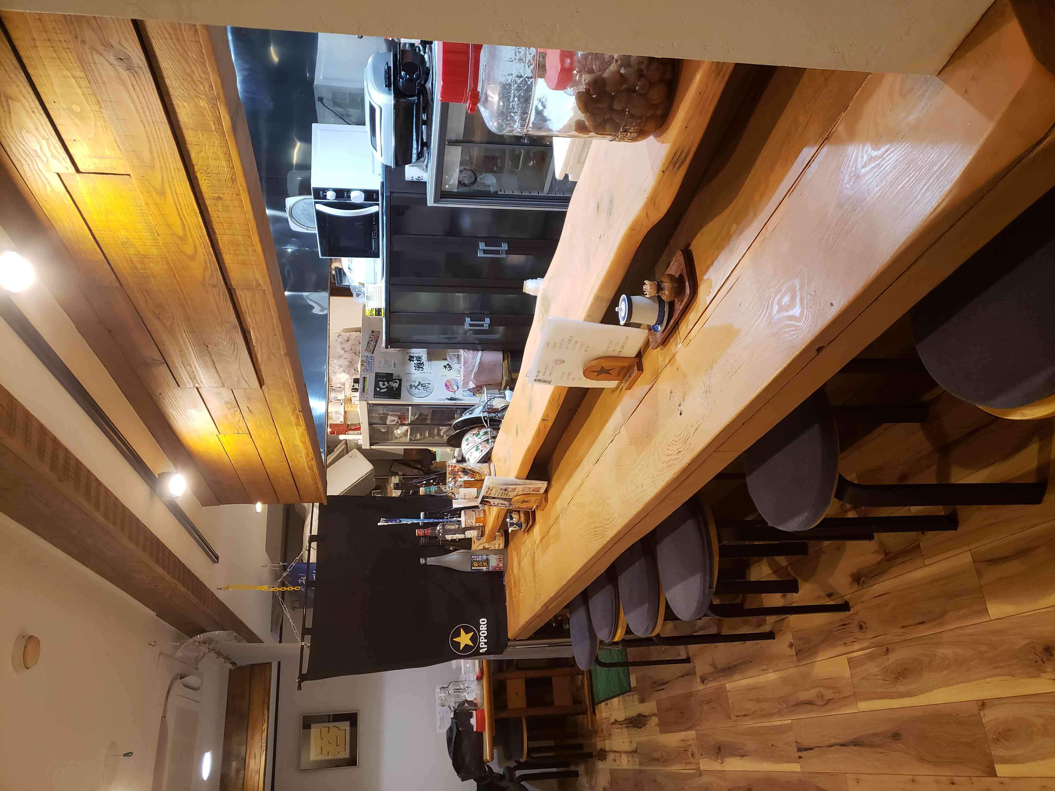 カウンターメインのこぢんまりとした空間