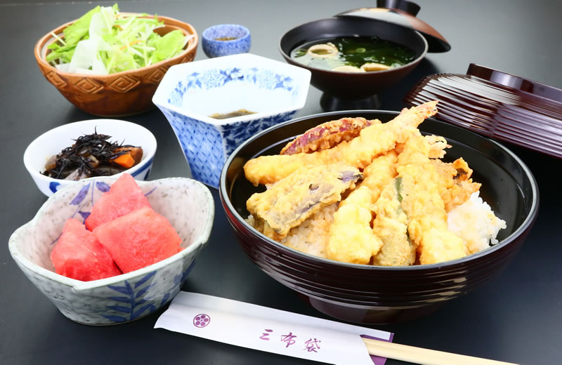 ランチの天丼は具だくさんです。