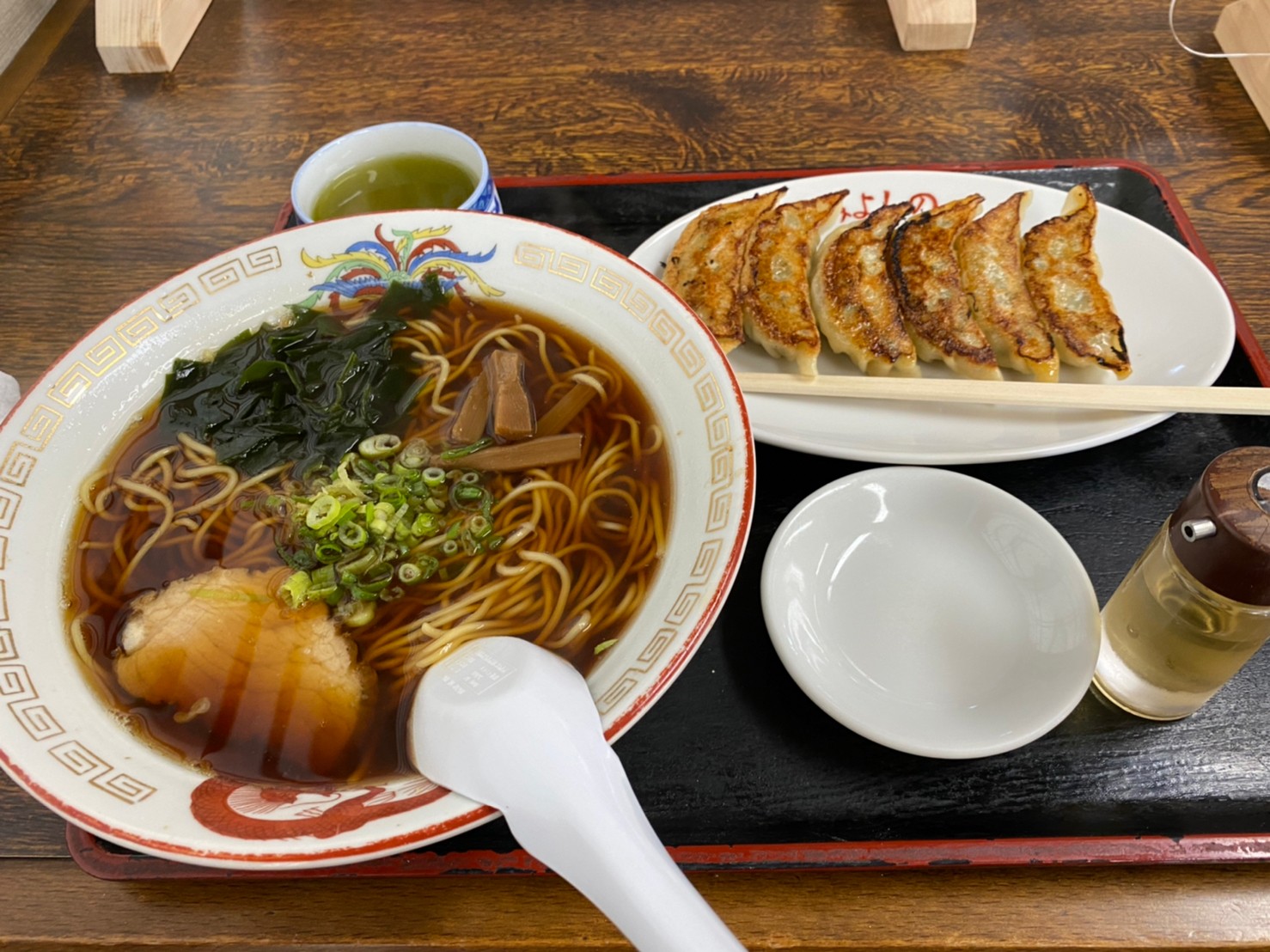 ラーメンと自慢の手作り餃子
昔ながらの醤油ラーメンと当店自慢の餃子です