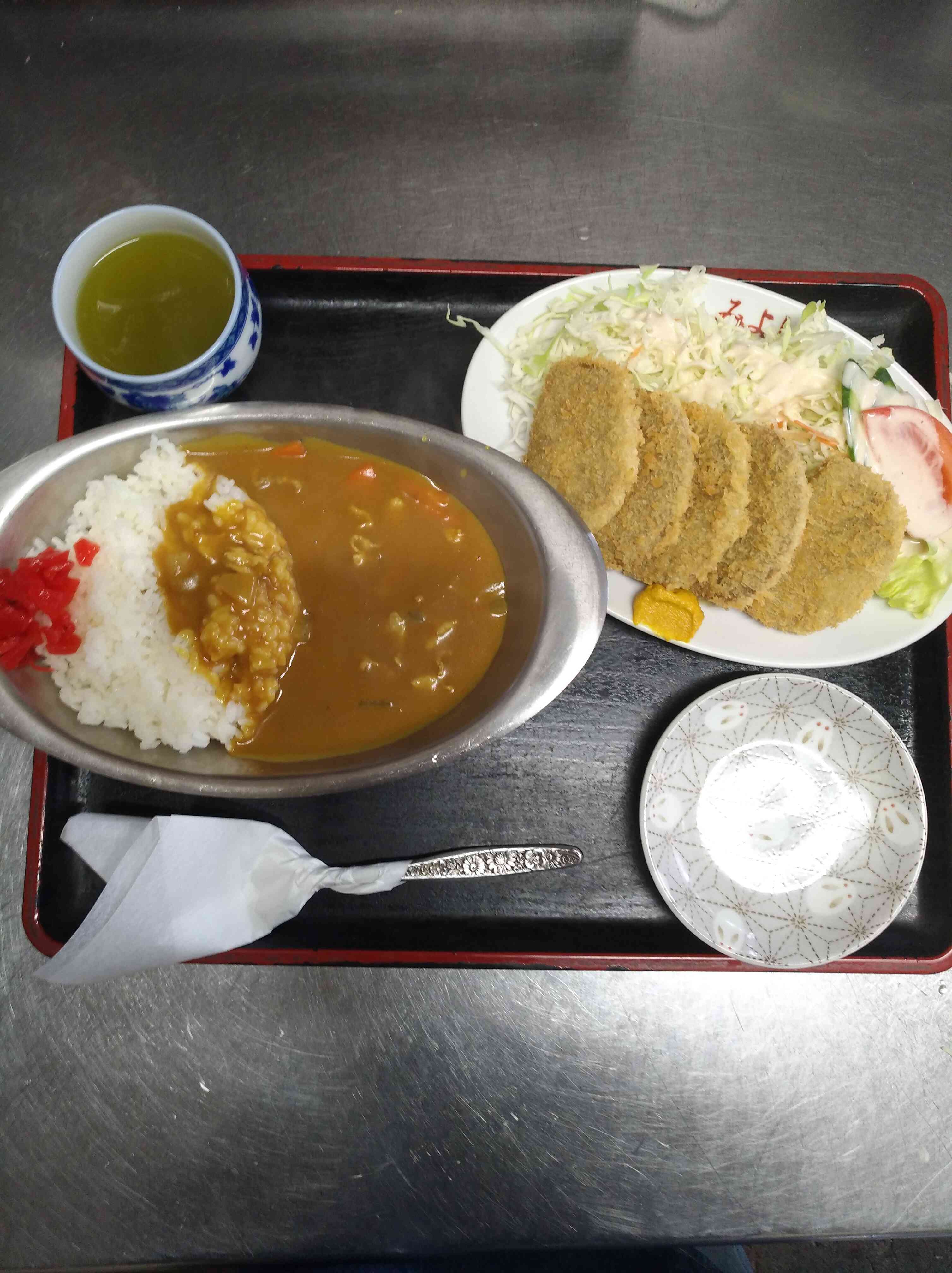 カレーライスとはんぺんフライ
カツカレーもできます