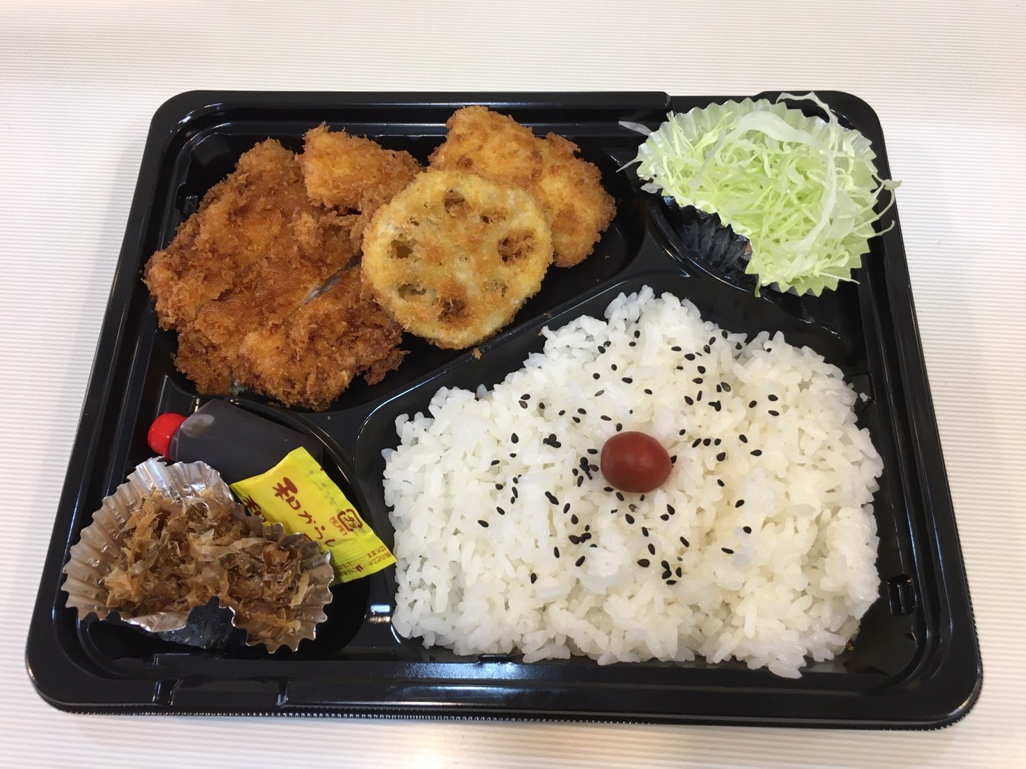 人気の「ミックスフライ弁当」です！