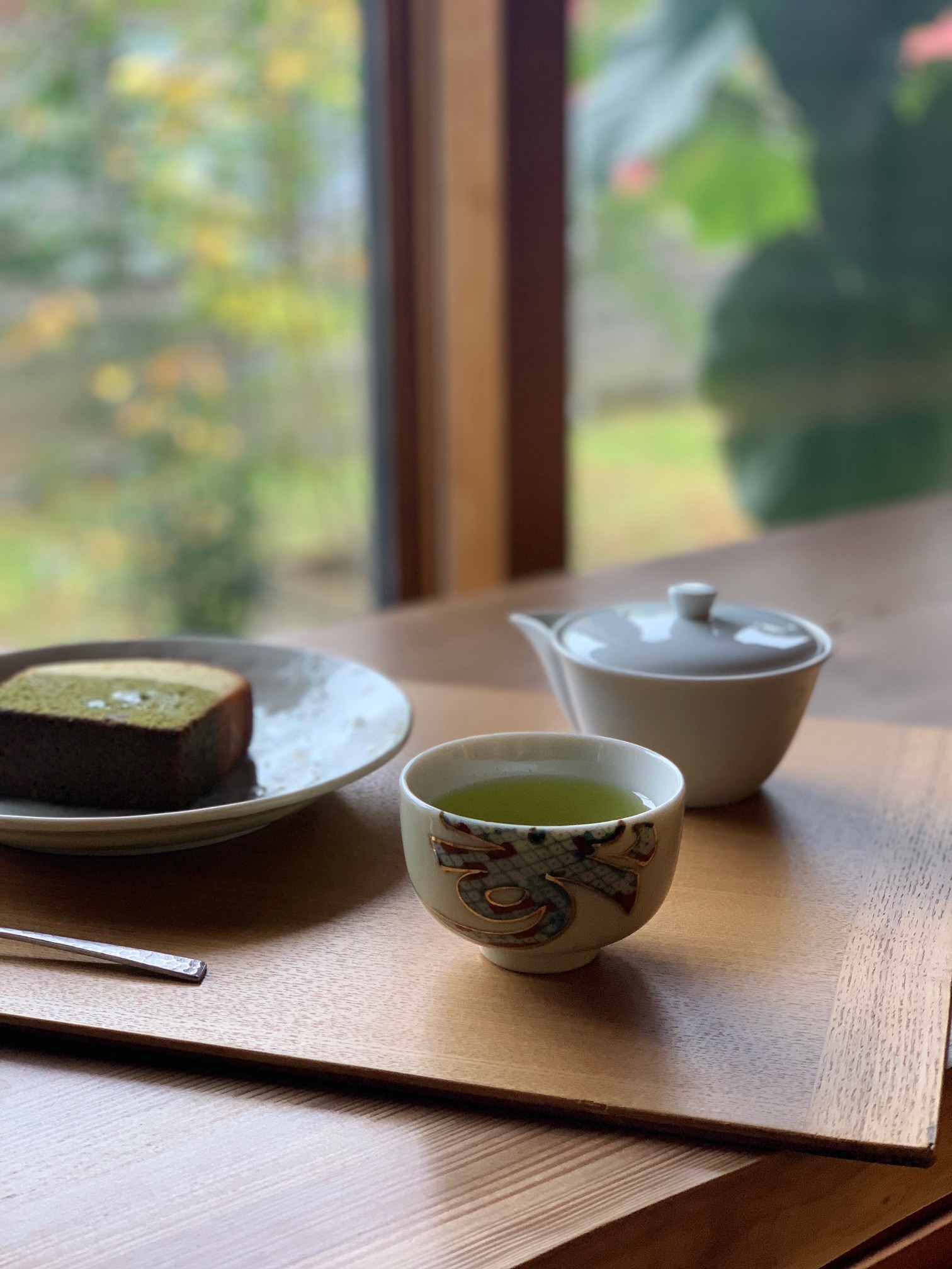 落ち着いた店内でお茶とお茶のスイーツをお楽しみください。