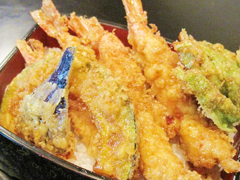たっぷり５本の海老天が乗った「海老天重」はボリューム・美味しさも満点。季節のお野菜の天ぷらも乗りますので、旬の味も楽しめるのが魅力です。渡り蟹の味噌汁・香の物付き