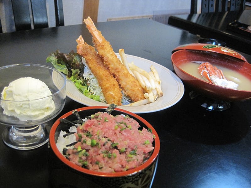 お子様に人気のエビフライ・フライドポテト・ミニねぎとろ丼・渡り蟹の味噌汁・アイスクリームがつく「お子様セット」はお子様連れのお客様からご好評頂いております。※小学生以下限定メニューです。