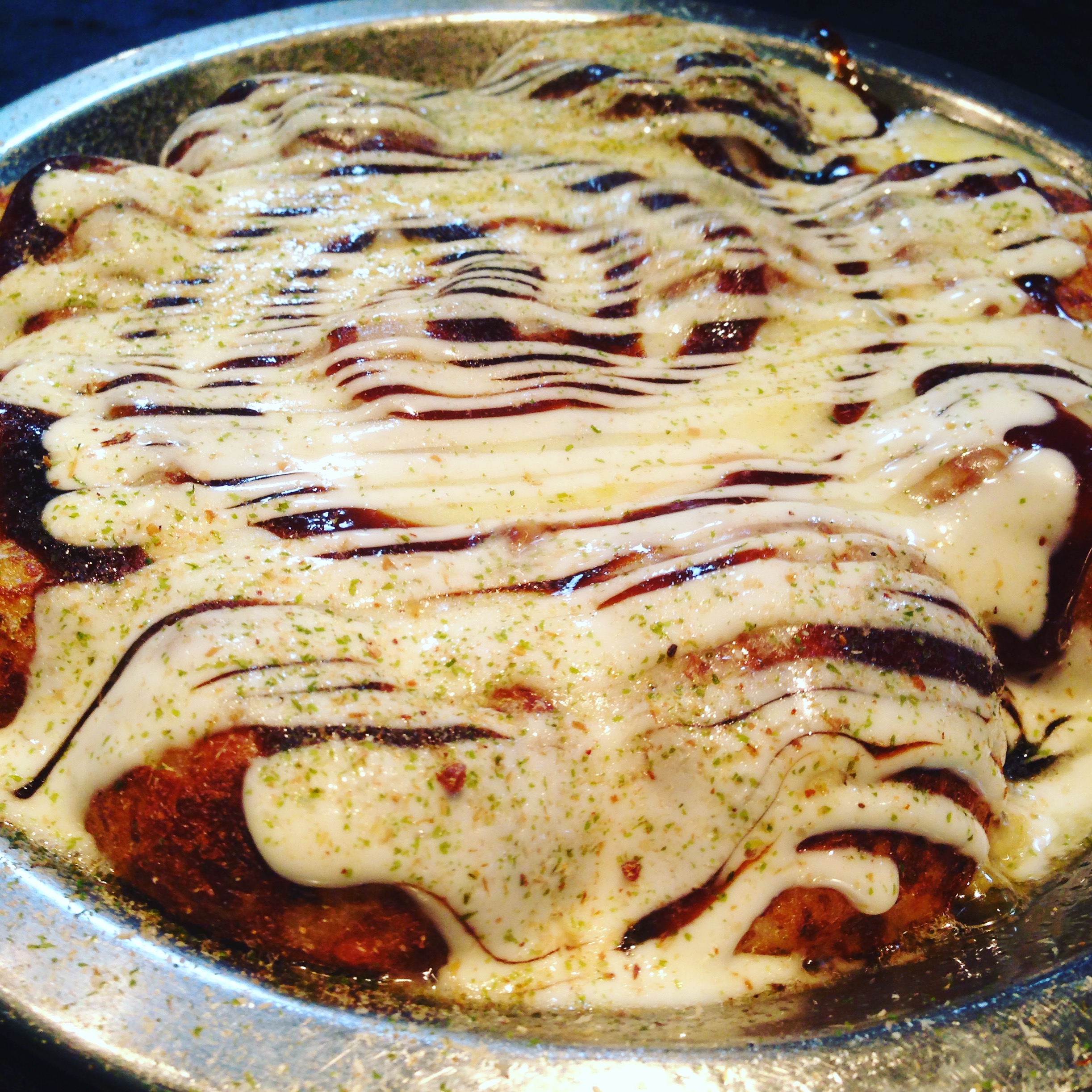こちらも大人気の　チーズたこ焼き！大阪直送の粉と特注の銅板で焼き上げたトロトロのタコ焼きにたっぷりチーズをのせて召し上がれ！