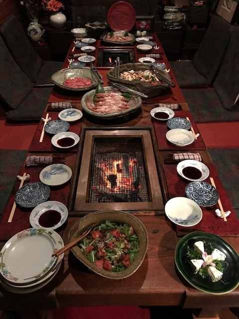 食事処　掘りごたつ式のお座敷　一夜一組のコース料理　一人＠4千円　＠５千円　のコース等
オーナーが集めた調度品　飾りと共に、ゆったり　のんびりお仲間で食事を楽しんでください。
