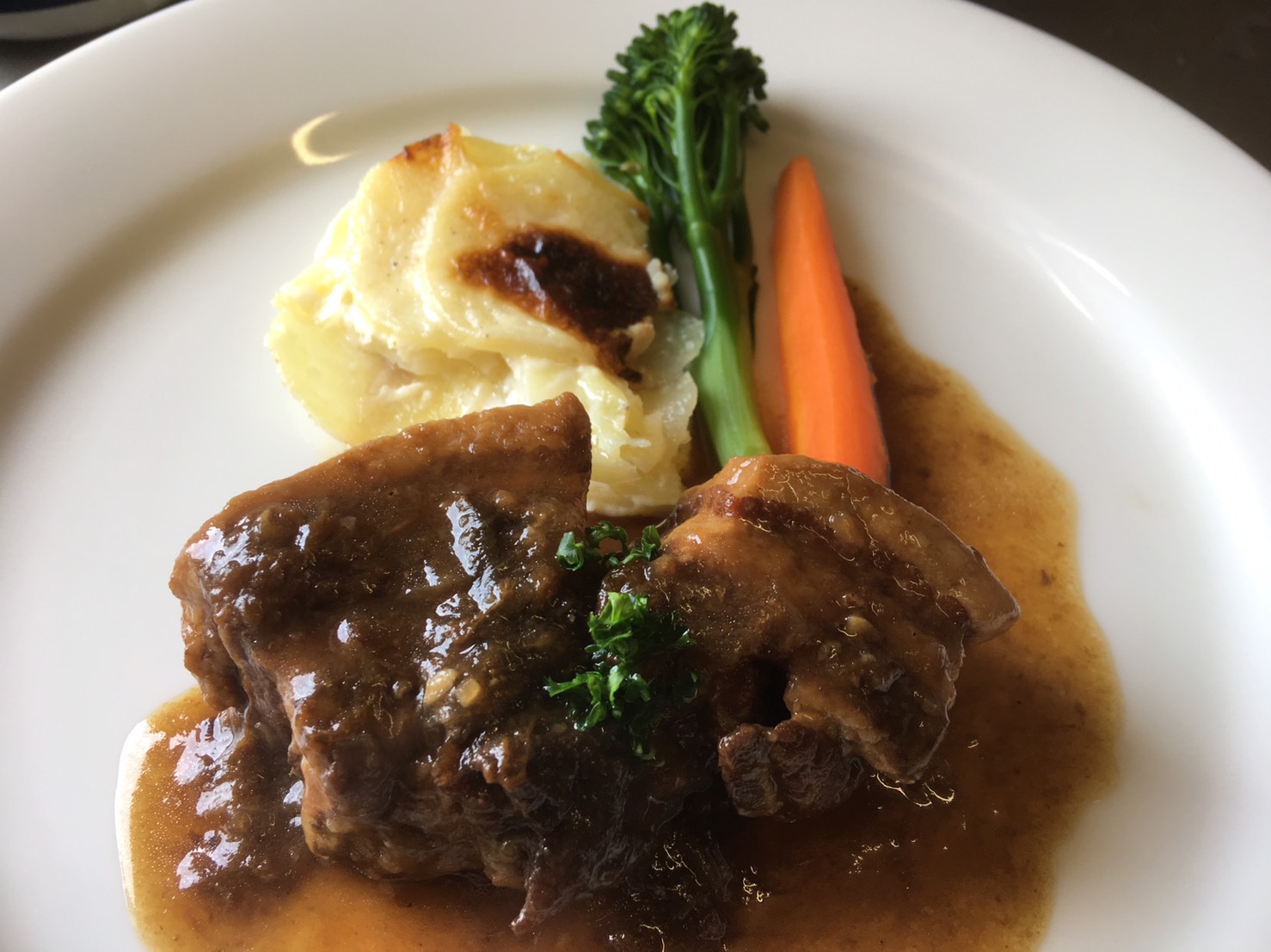 肉料理(国産牛ほほ肉の煮込み)の一例、魚料理もございます。