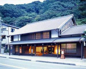 江戸後期に建てられた大旅籠柏屋(国の重要文化財)です。現在は歴史資料館として見学できます。