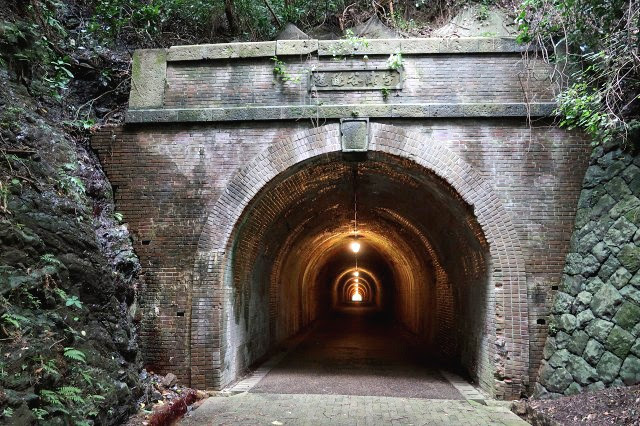 宇津の谷峠に現存する日本土木遺産認定の「明治トンネル」です。日本最初の有料トンネルでして、今でも歩行できます。