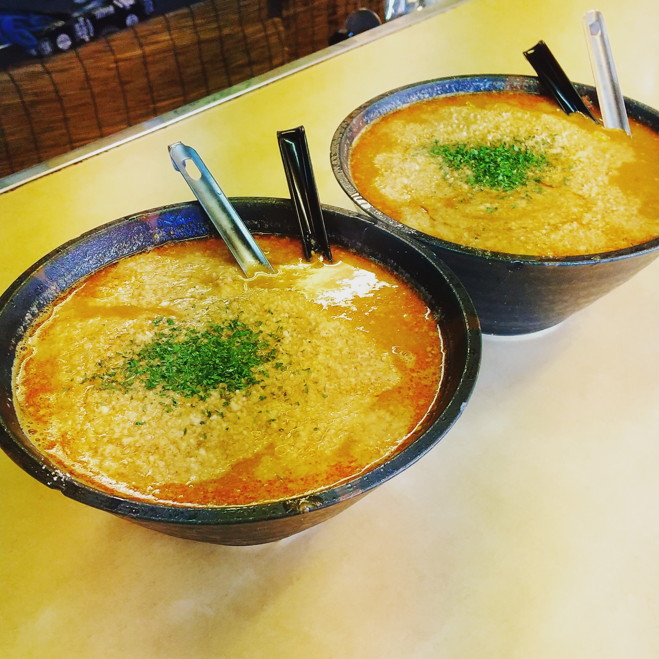 人気の味噌ラーメンの中でも限定メニューの「カレーラーメン味噌」です。
トマトと豚挽き肉の旨味も合わさり、つい白米が欲しくなるラーメンです。