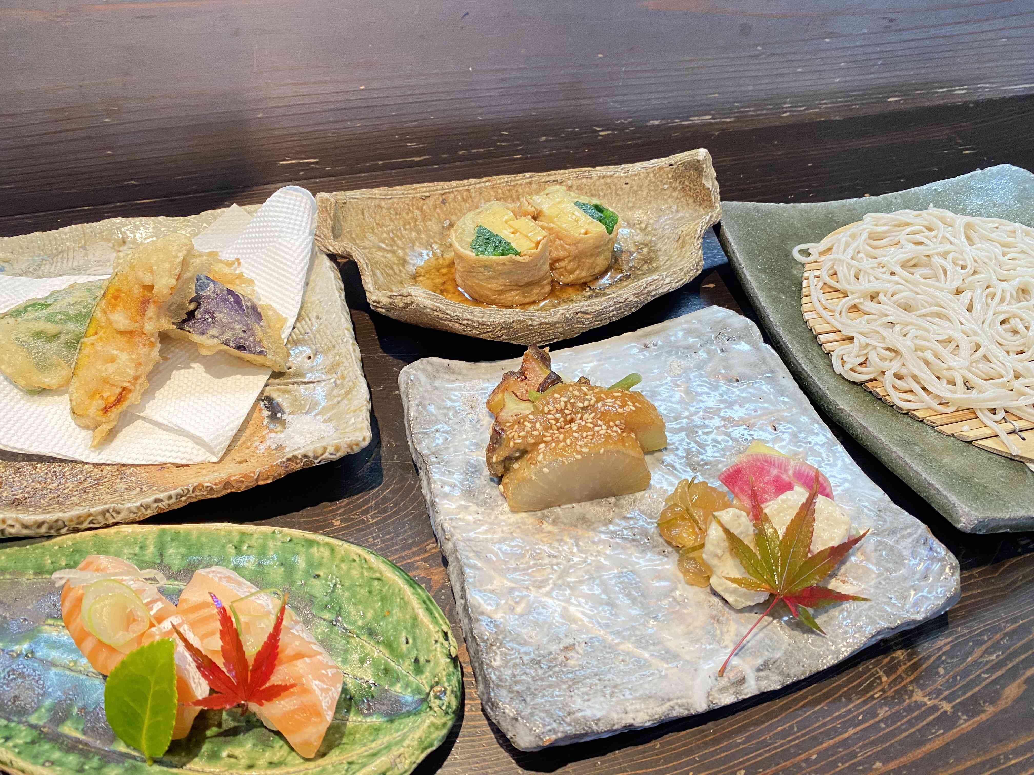 1番人気のそばランチ。手打ちそば、寿司、季節のお料理にてご提供します。