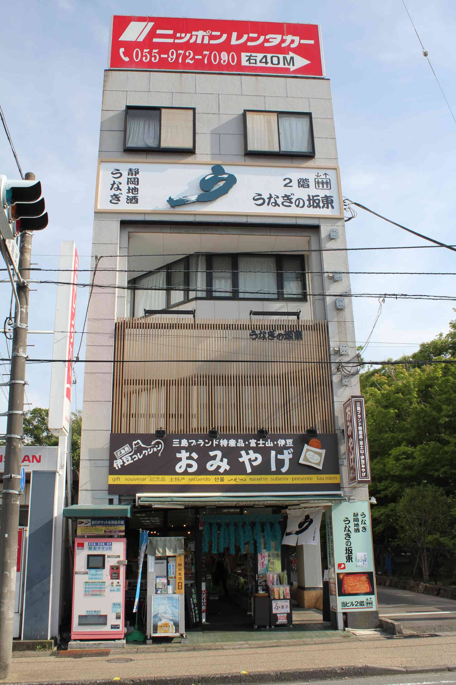 外観　建物右側通路をお進みください。