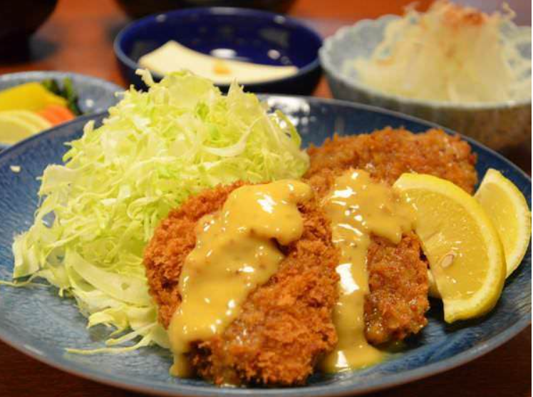 大人気のハニーマスタードヒレカツ定食です。他では味わえない甘酸っぱいとんかつをお楽しみください。