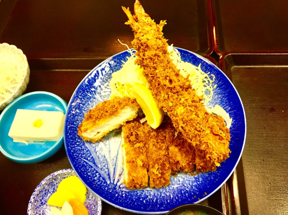 厚切りのロースカツと大きなエビフライ！ご飯、味噌汁、キャベツのおかわり自由です。最初にご注文いただいた定食でお腹いっぱいになります。