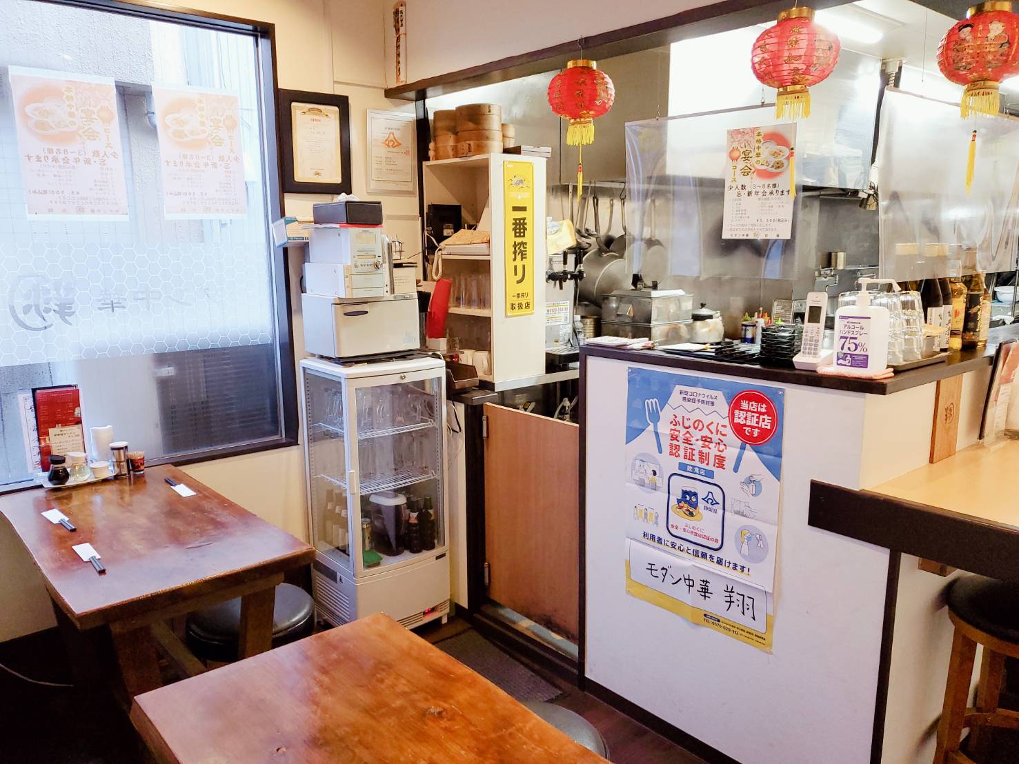 テーブル席は２つ　小宴会も出来ます