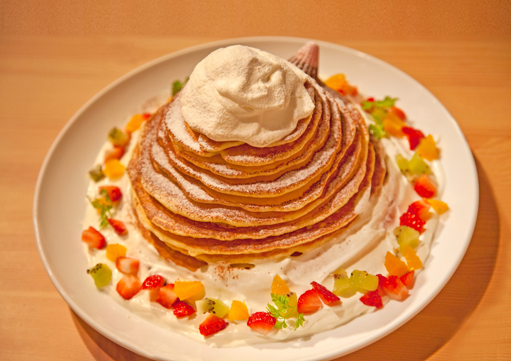 名物「富士山パンケーキ」１２枚重ねのパンケーキにホイップ＆フルーツの樹海の誘惑♪