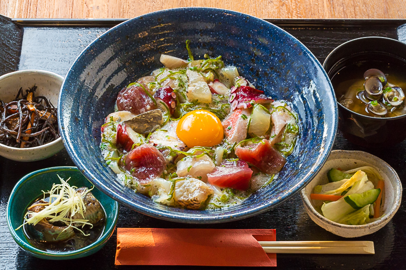 ボリューム満点の漁師飯！ぶっかけ丼！！鮮魚のブツ切りとメカブ・西伊豆産の玉子でネバトロでバクバク食べられる一品