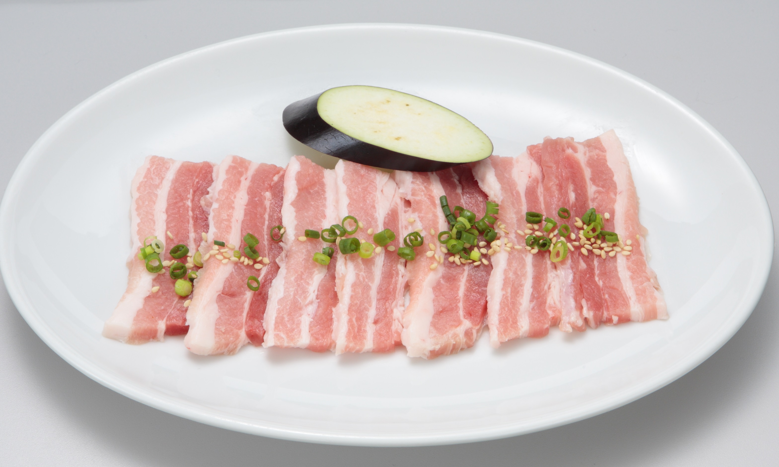 「金豚王カルビ」はアバラ骨の周囲肉、赤身と脂身が交互3層になっております。
コクと旨味が最高です！
『金豚王』はとにかく肉質がやわらかく一口食べれば違いがわかる豚肉です。