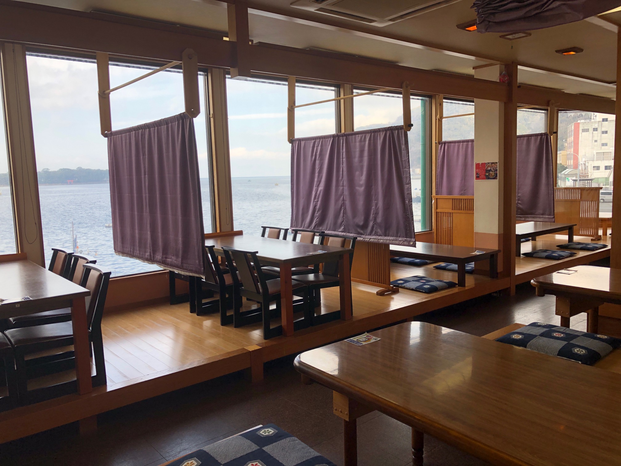 戸田港を一望しながら、海の幸が食べられる、お食事処かにやで、ごゆっくりとお楽しみください。