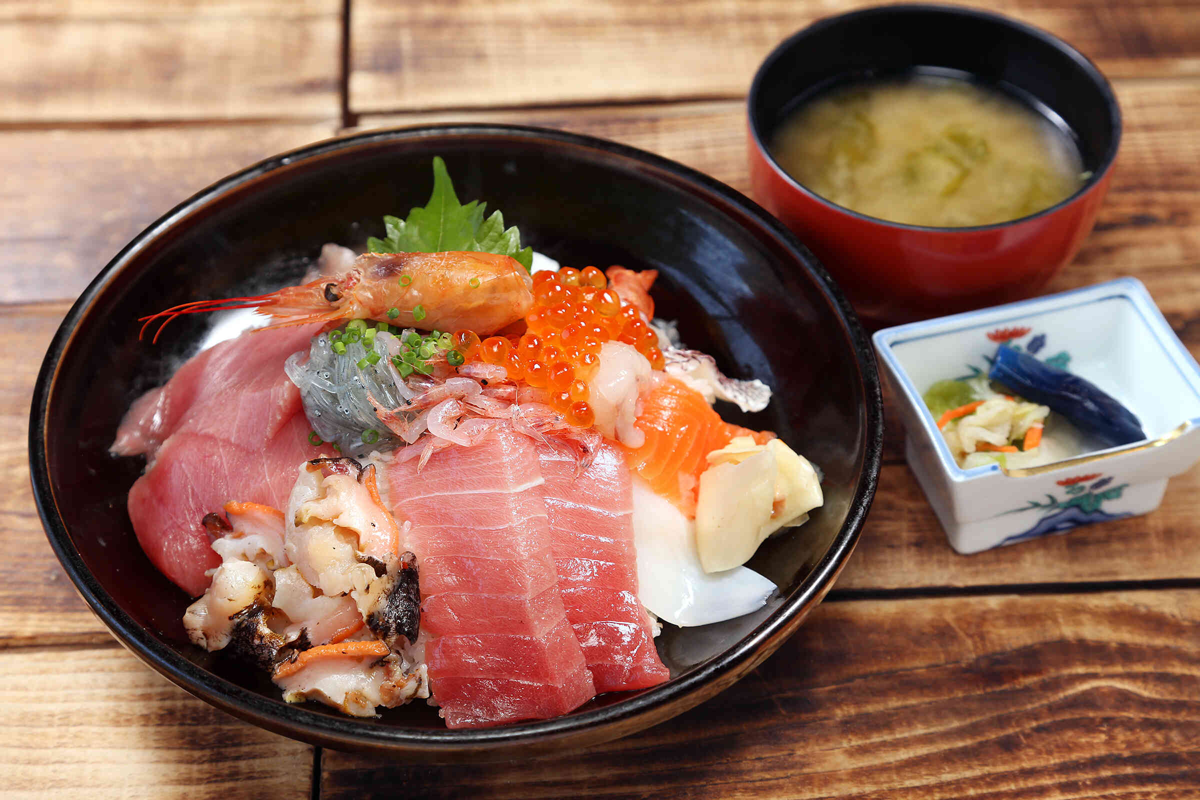 おすすめの特上海鮮丼、天然本まぐろ・しらす・桜えびをはじめ清水港満喫の海鮮丼です。