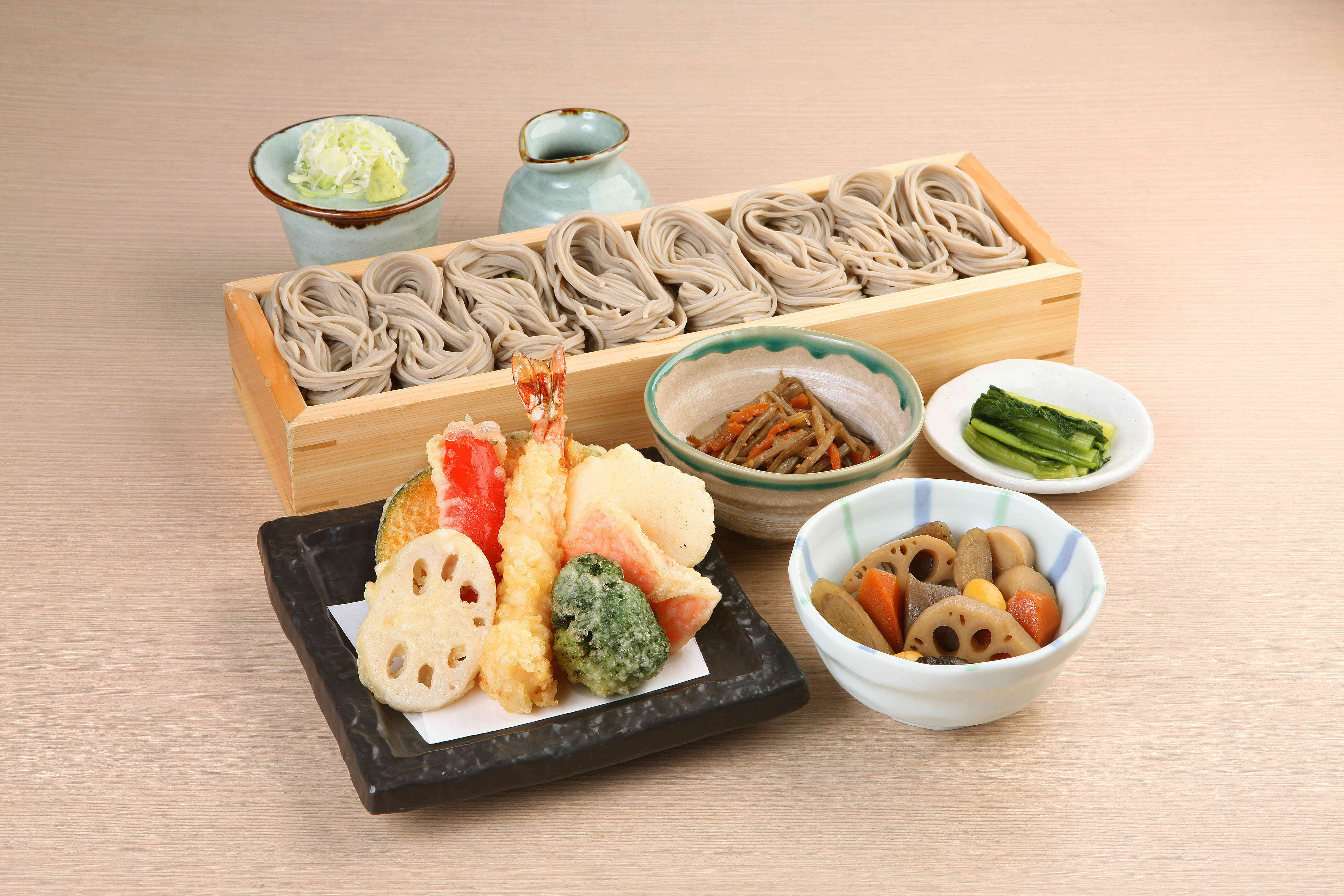 へぎそばと季節の天ぷらがセットになった一番人気のへぎそば御膳