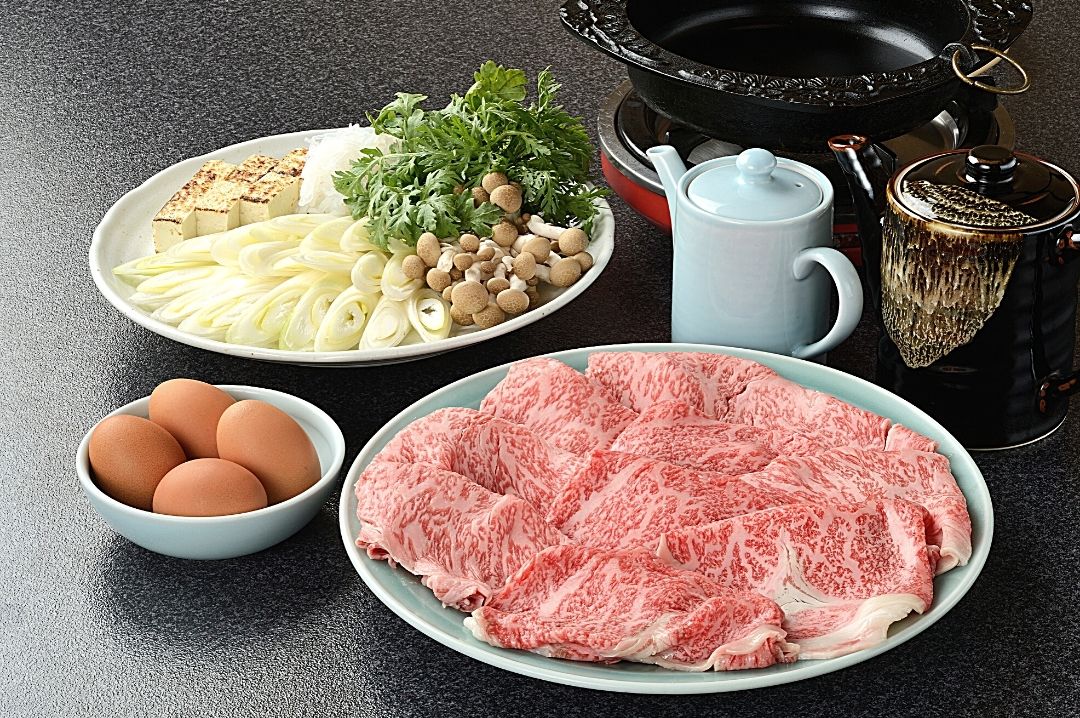 新鮮な野菜、極上の霜降り肉など厳選された素材を、創業以来変わらぬ割下でお召し上がり下さい。