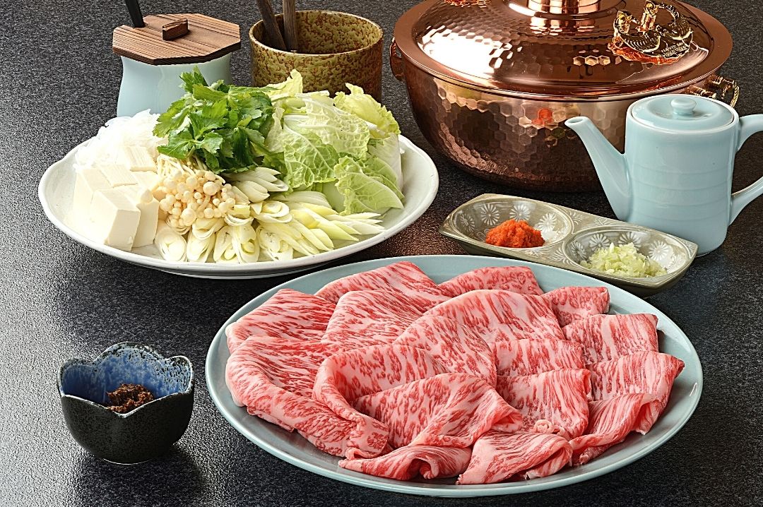 厳選された素材を創業以来変わらぬ方法で作りました自家製の胡麻ダレ・ポン酢でお召し上がり下さい。