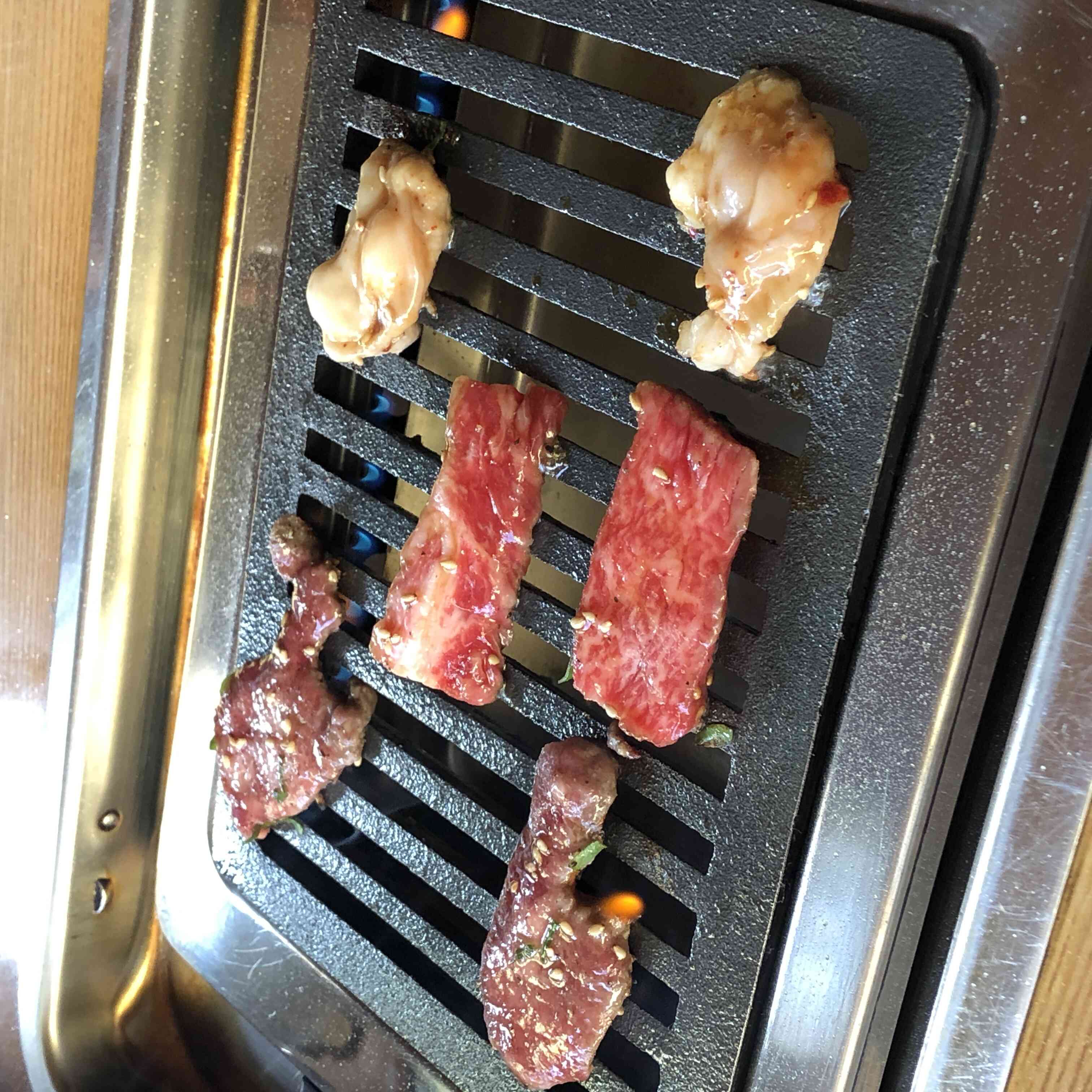 美味探求の為無煙ロースターは使用していません。煙モクモクをお楽しみください
