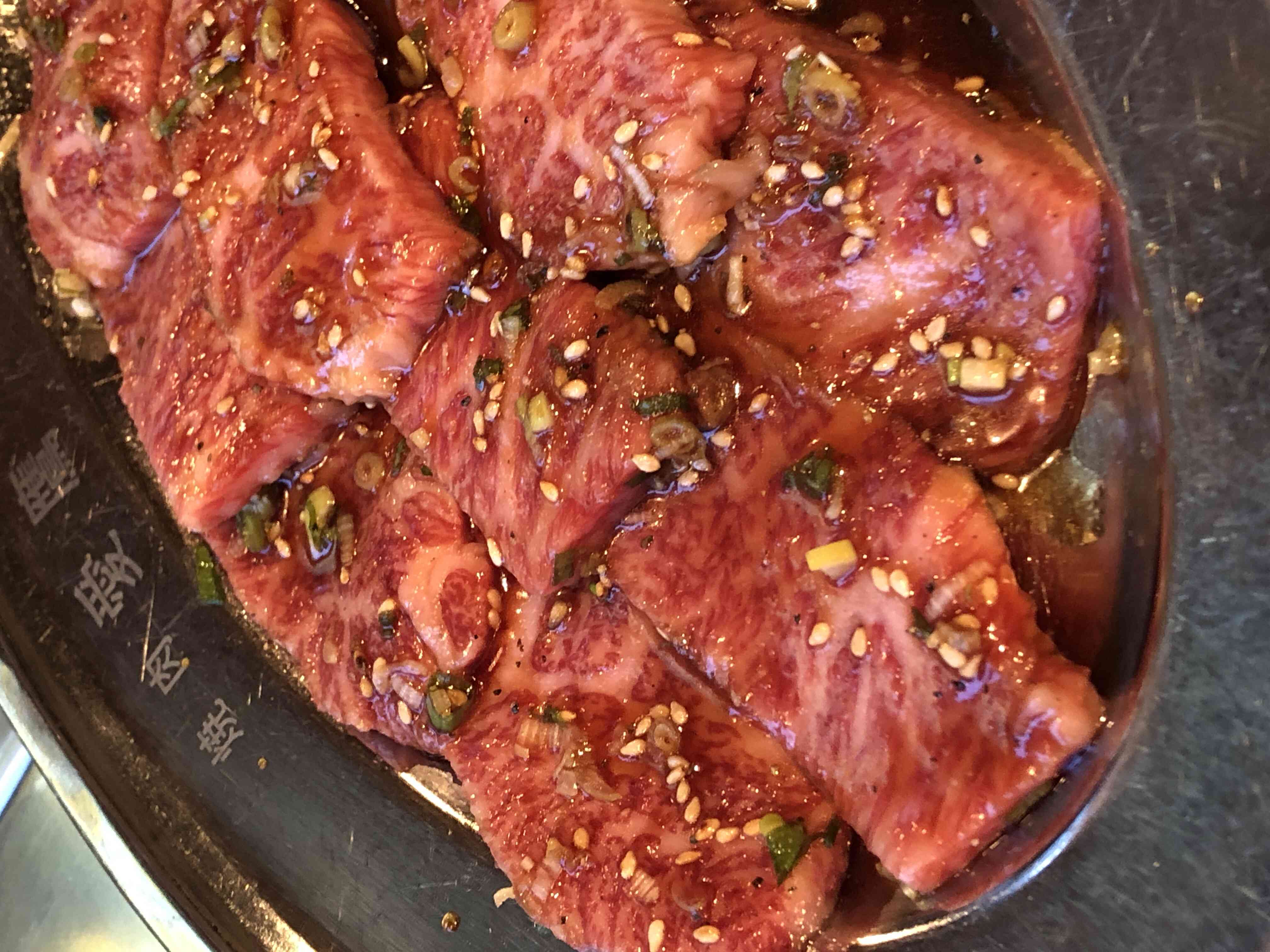焼肉といえばやはりカルビ！
当店自慢の自家製タレでお楽しみください