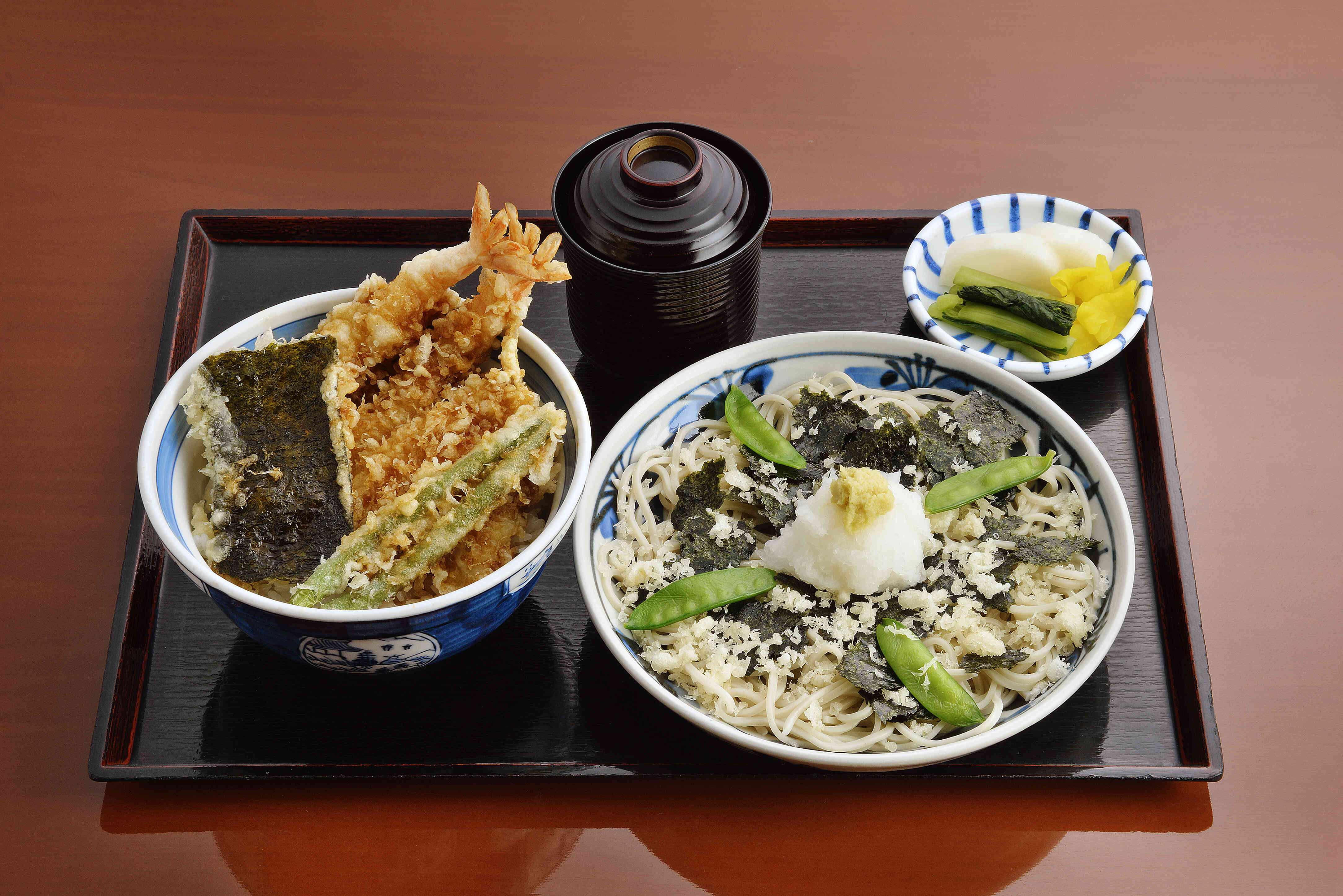 人気№1「天丼と磯おろしのセット」／揚げたて天ぷらの天丼には、海老天が2尾！そのほかキス、ししとう、海苔の天ぷらが添えられています。ミニサイズの磯おろし(温かいそばへの変更も可)がセットになったお得なセットメニューです！