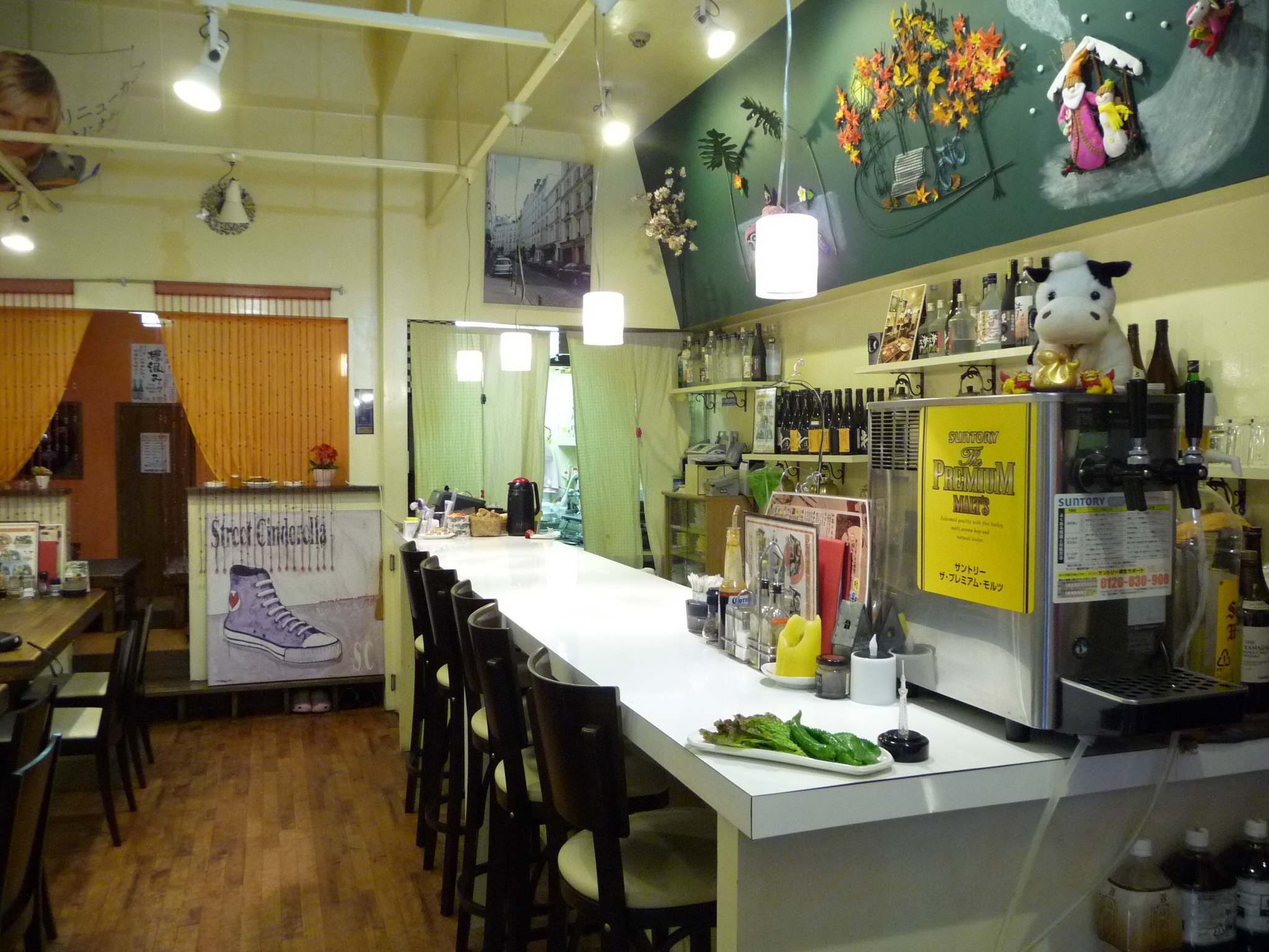 カフェのような清潔感ある店内で炭火焼肉＆韓国料理を楽しめます。