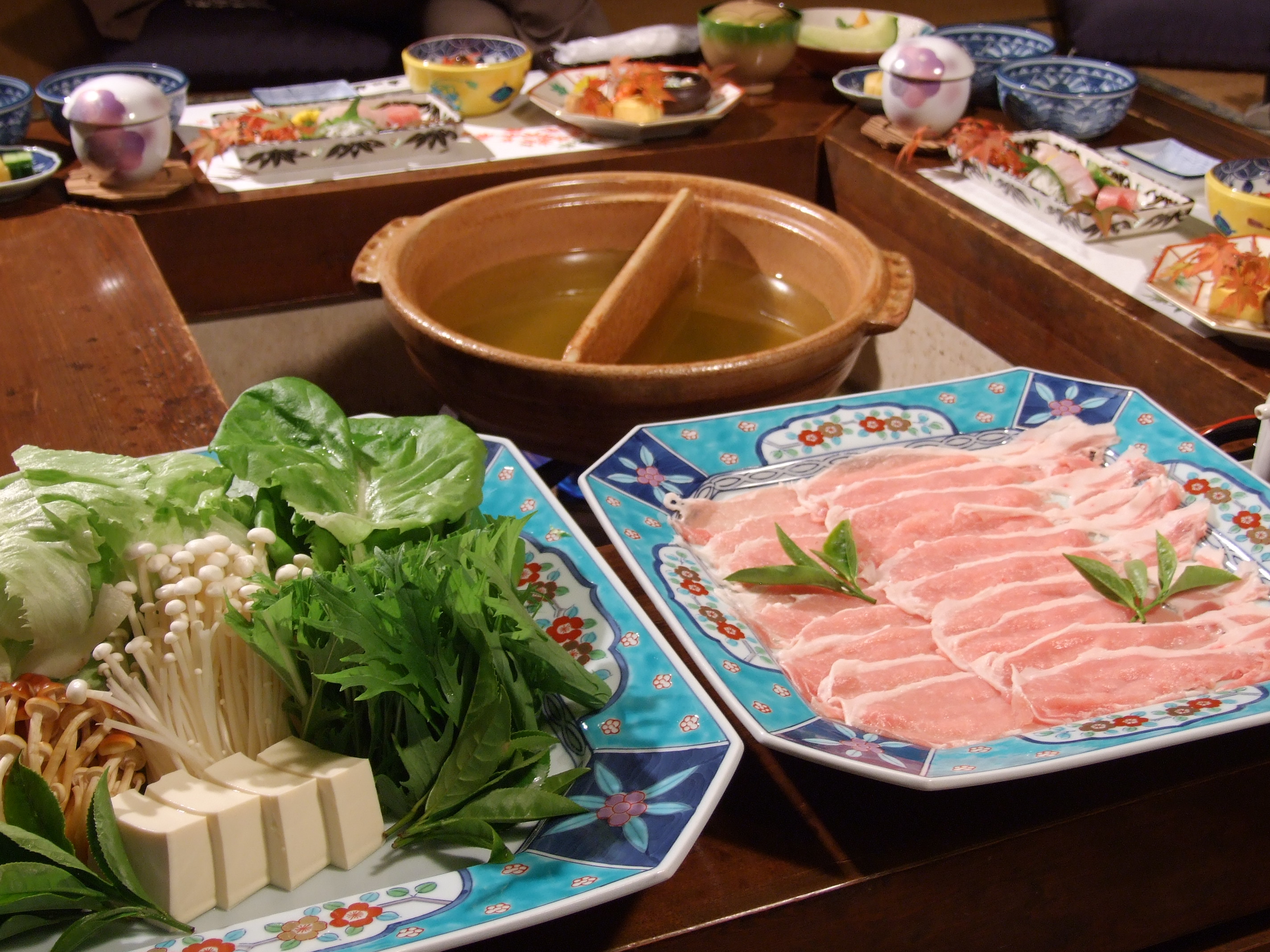 掛川特産の深蒸し茶をスープに使った「郷土料理お茶しゃぶ会席」お茶の効果でさっぱりと頂ける。