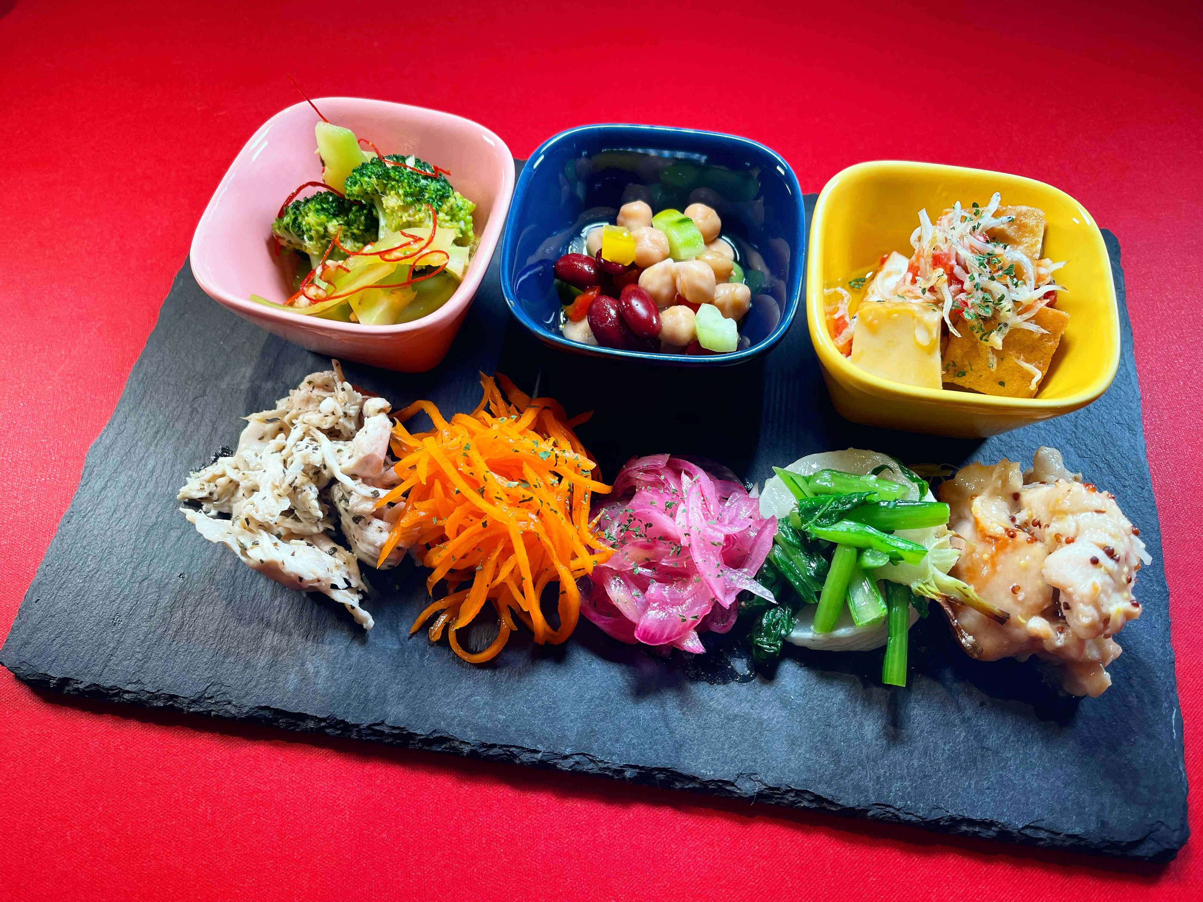 【人気DELIの盛合せ】静岡の恵みをふんだんに使った人気洋風惣菜の盛合せ。数種類を楽しめます。