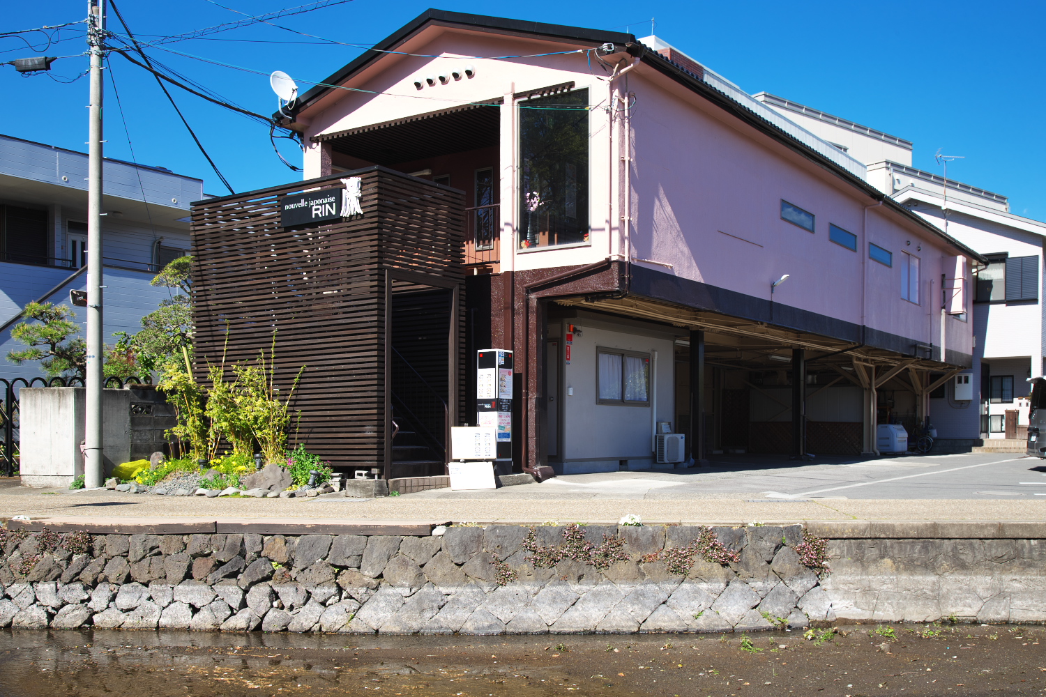 三島市白滝公園の桜川沿い位置し、駐車場もご用意しています。