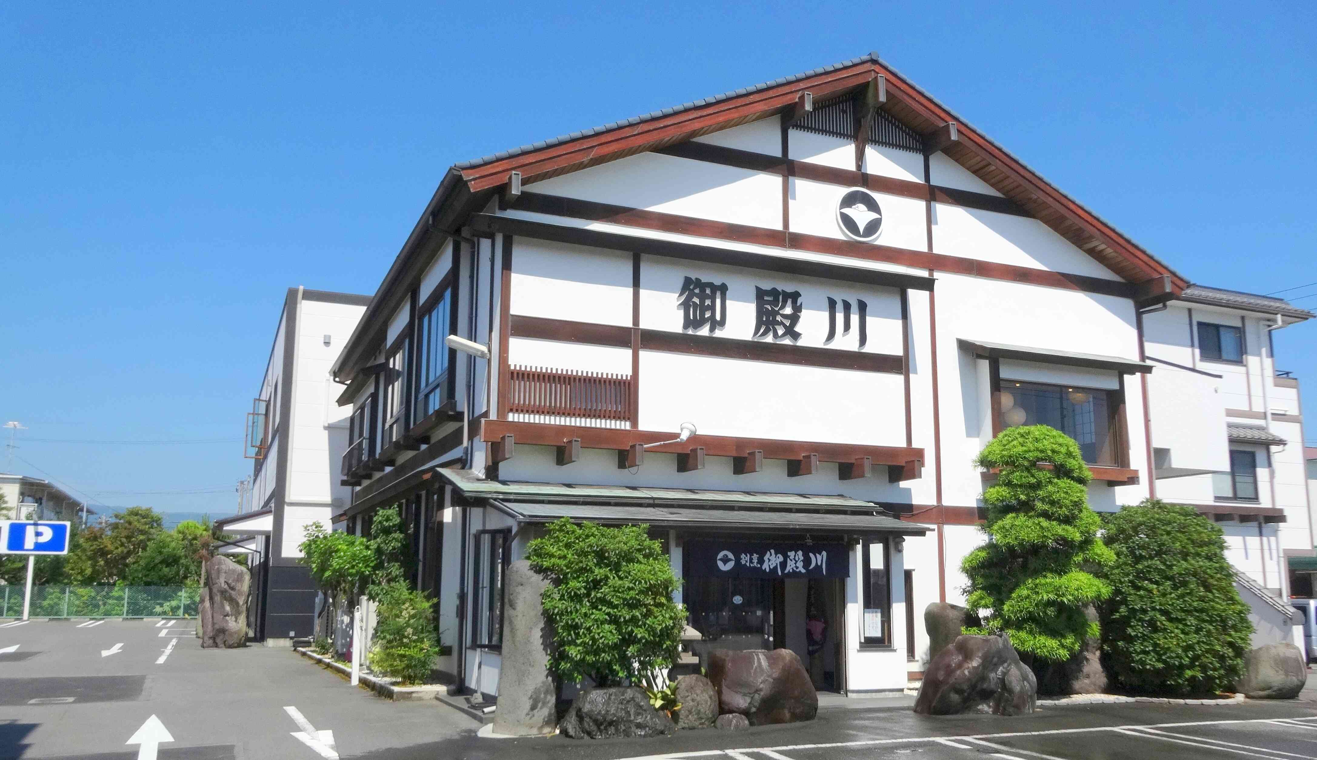 手前が100名様収容の一般のお客様用、奥が200名様収容の団体客様用です。店舗横の駐車場は、大型バス10台まで駐車可能です。