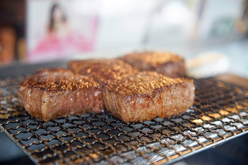 炭火で焼き上げる赤身肉をご堪能ください。