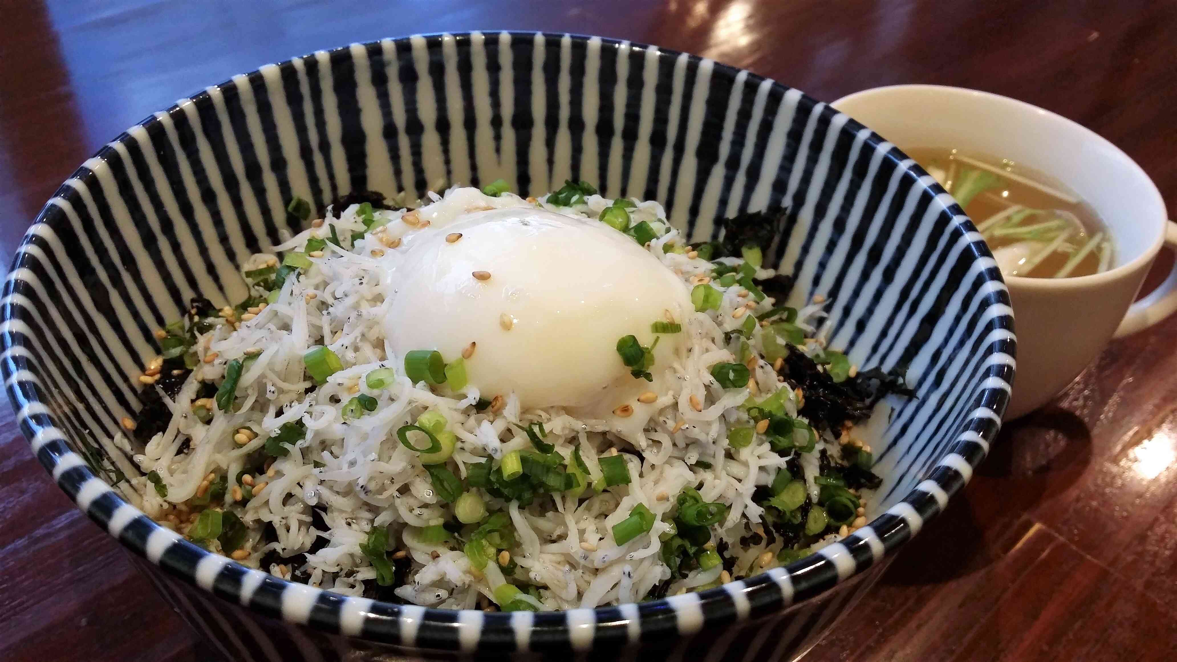 温泉卵と岩海苔のたっぷり入った地元駿河湾産の釜揚げしらす丼