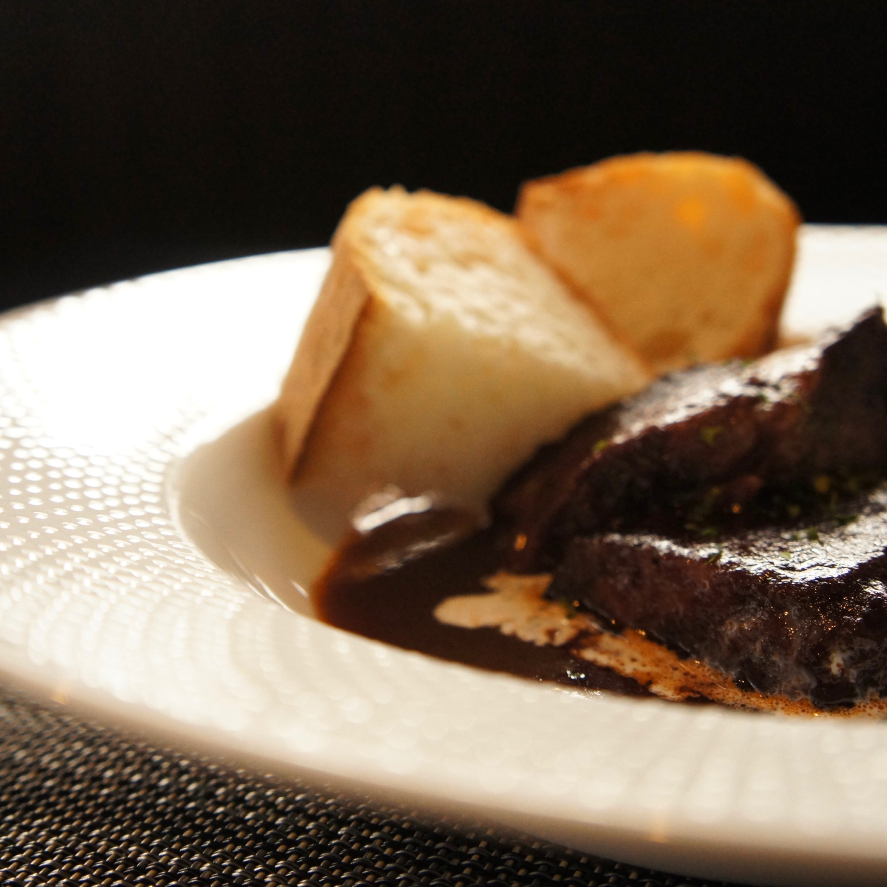 シェフ自慢の『黒毛和牛ほほ肉の赤ワイン煮』は希少な和牛のほほ肉を香味野菜とじっくり煮込んだ絶品！コース料理でお得に楽しめます。